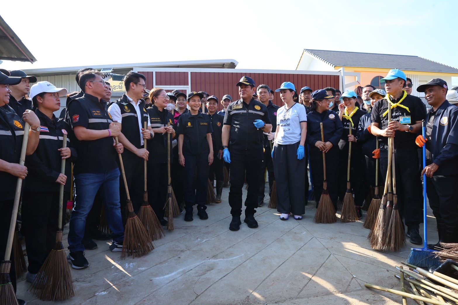 “รองนายกฯ ธรรมนัส“ นำทัพ 4 กระทรวงลุยหาดใหญ่ต่อ หลังวิกฤตน้ำท่วมคลี่คลาย เร่งเก็บกวาด เคลียร์พื้นที่ ตั้งโรงครัวเติมพลัง พร้อมแจกแผงโซลาร์แก้ปัญหาไฟฟ้าเข้าไม่ถึง ส่งกำลังใจถึงมือทุกบ้าน 3 1440347