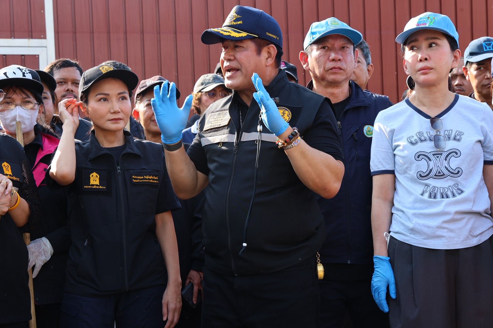 “รองนายกฯ ธรรมนัส“ นำทัพ 4 กระทรวงลุยหาดใหญ่ต่อ หลังวิกฤตน้ำท่วมคลี่คลาย เร่งเก็บกวาด เคลียร์พื้นที่ ตั้งโรงครัวเติมพลัง พร้อมแจกแผงโซลาร์แก้ปัญหาไฟฟ้าเข้าไม่ถึง ส่งกำลังใจถึงมือทุกบ้าน 2 1440348