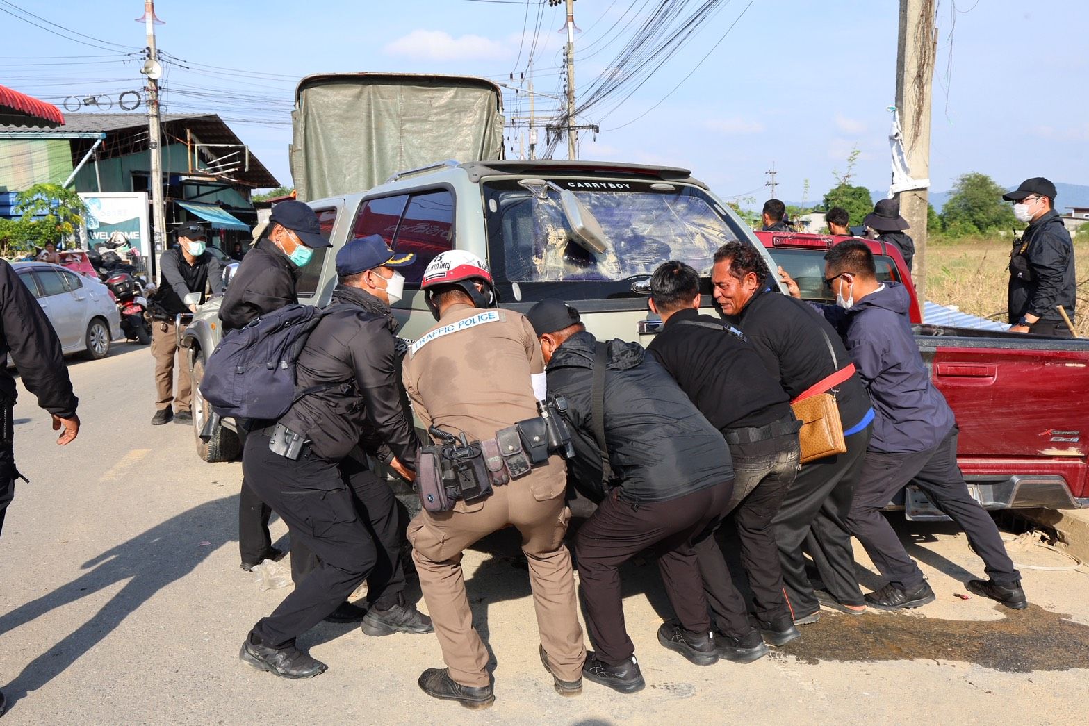 “รองนายกฯ ธรรมนัส“ นำทัพ 4 กระทรวงลุยหาดใหญ่ต่อ หลังวิกฤตน้ำท่วมคลี่คลาย เร่งเก็บกวาด เคลียร์พื้นที่ ตั้งโรงครัวเติมพลัง พร้อมแจกแผงโซลาร์แก้ปัญหาไฟฟ้าเข้าไม่ถึง ส่งกำลังใจถึงมือทุกบ้าน 4 1440356
