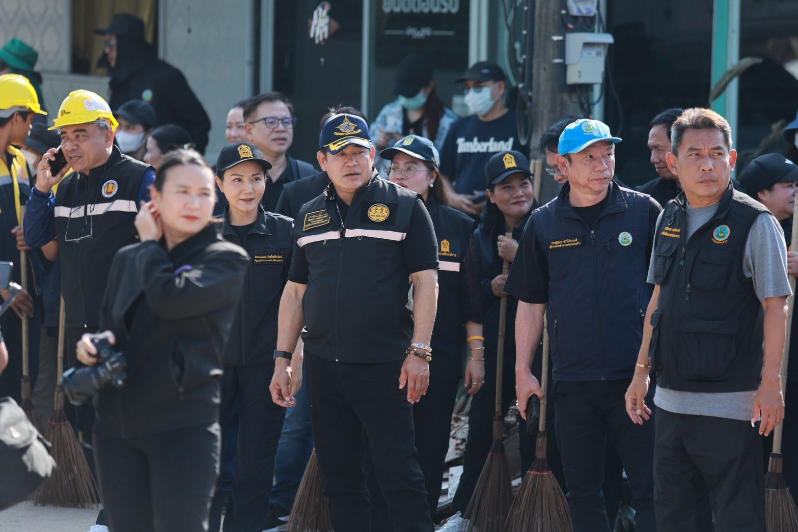 “รองนายกฯ ธรรมนัส“ นำทัพ 4 กระทรวงลุยหาดใหญ่ต่อ หลังวิกฤตน้ำท่วมคลี่คลาย เร่งเก็บกวาด เคลียร์พื้นที่ ตั้งโรงครัวเติมพลัง พร้อมแจกแผงโซลาร์แก้ปัญหาไฟฟ้าเข้าไม่ถึง ส่งกำลังใจถึงมือทุกบ้าน 5 1440360