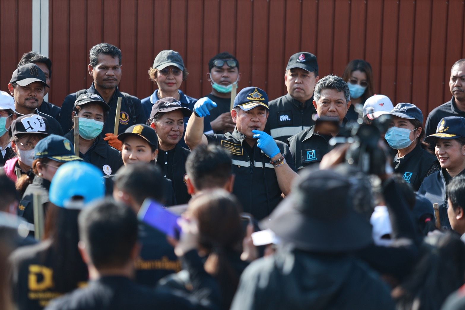 “รองนายกฯ ธรรมนัส“ นำทัพ 4 กระทรวงลุยหาดใหญ่ต่อ หลังวิกฤตน้ำท่วมคลี่คลาย เร่งเก็บกวาด เคลียร์พื้นที่ ตั้งโรงครัวเติมพลัง พร้อมแจกแผงโซลาร์แก้ปัญหาไฟฟ้าเข้าไม่ถึง ส่งกำลังใจถึงมือทุกบ้าน 6 1440364