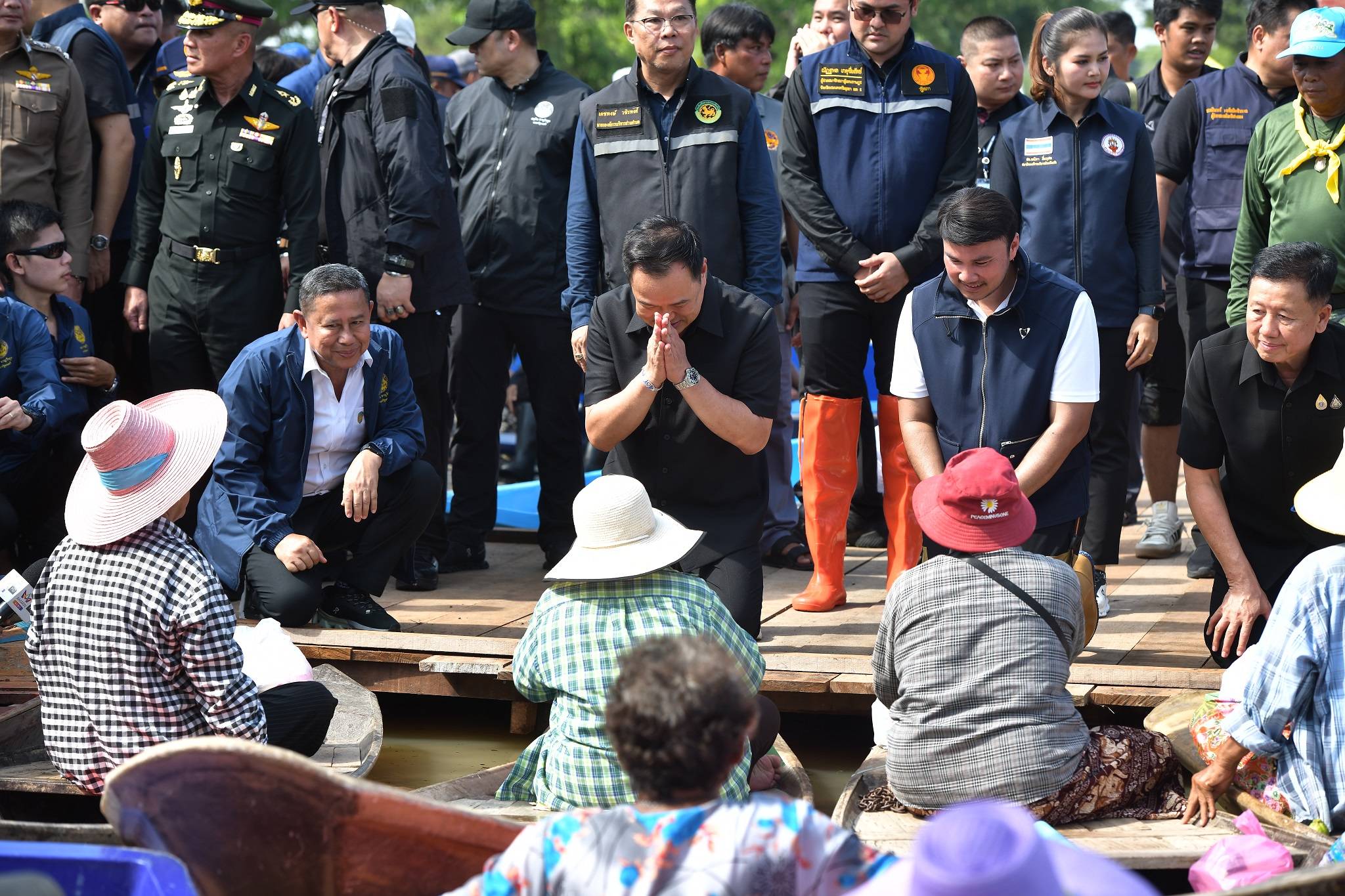 นายกฯ อนุทิน ลุยน้ำท่วมอยุธยา บรรเทาทุกข์ชาวบ้าน มอบถุงยังชีพพร้อมรับฟังข้อเรียกร้อง สั่งเร่งระบายน้ำแก้ปัญหาระยะสั้นไม่รับน้ำเพิ่ม พร้อมมอบหน่วยงานที่เกี่ยวข้องวางแผนระยะยาว ยันเป็นปัญหาเร่งด่วนต้องทำให้เร็วที่สุด ขอบคุณคนในพื้นที่ที่เป็นผู้เสียสละ 2 20251112161525 4777