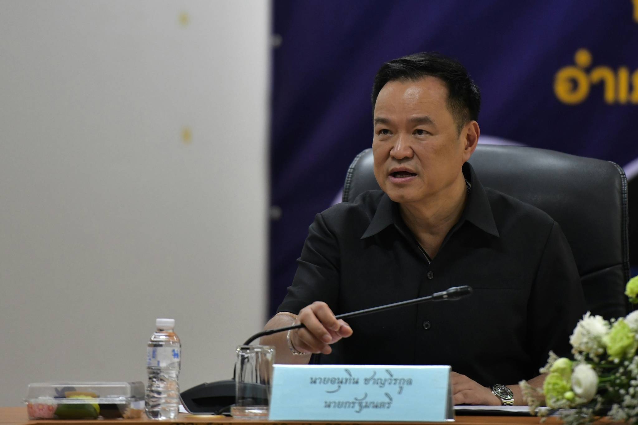 นายกฯ นั่งหัวโต๊ะประชุมติดตามการบริหารจัดการน้ำ เน้นความรวดเร็ว ทำงานเป็นทีม ทุกอย่างต้องชัดเจนในการช่วยเหลือประชาชน พร้อมขอทุกหน่วยงานบูรณาการร่วมกันเพื่อแก้ปัญหาอย่างยั่งยืน 2 20251112163823 3189