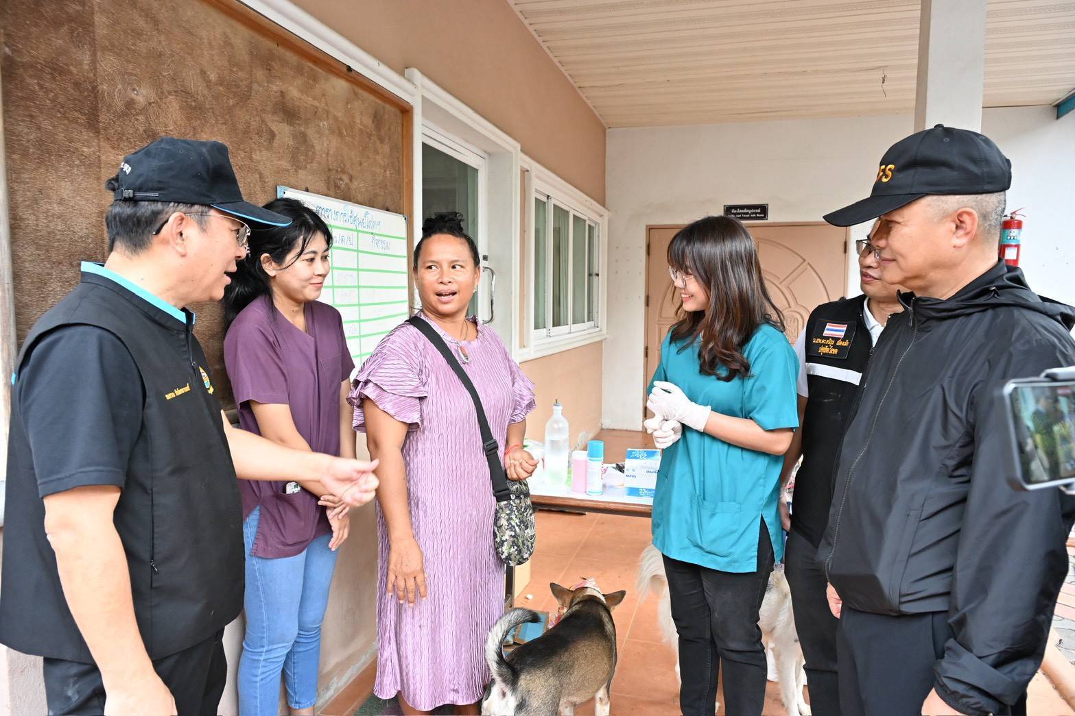 อธิบดีกรมปศุสัตว์ ตรวจเยี่ยมหน่วยสัตวแพทย์เคลื่อนที่ให้บริการตรวจรักษาสัตว์เลี้ยงและแจกอาหารสุนัขและแมวในพื้นที่ประสบอุทกภัยหาดใหญ่ 6 292057