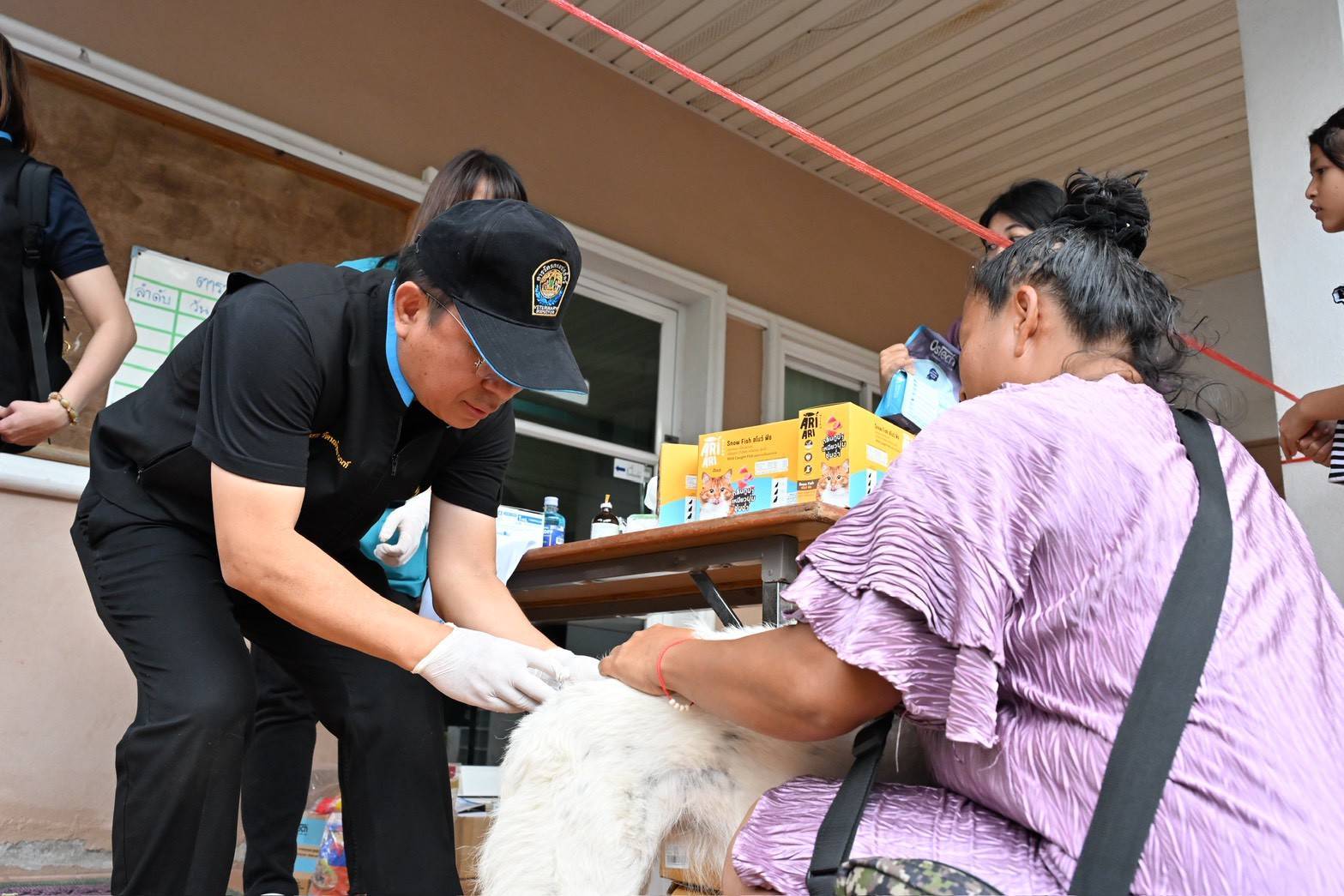 อธิบดีกรมปศุสัตว์ ตรวจเยี่ยมหน่วยสัตวแพทย์เคลื่อนที่ให้บริการตรวจรักษาสัตว์เลี้ยงและแจกอาหารสุนัขและแมวในพื้นที่ประสบอุทกภัยหาดใหญ่ 5 292064