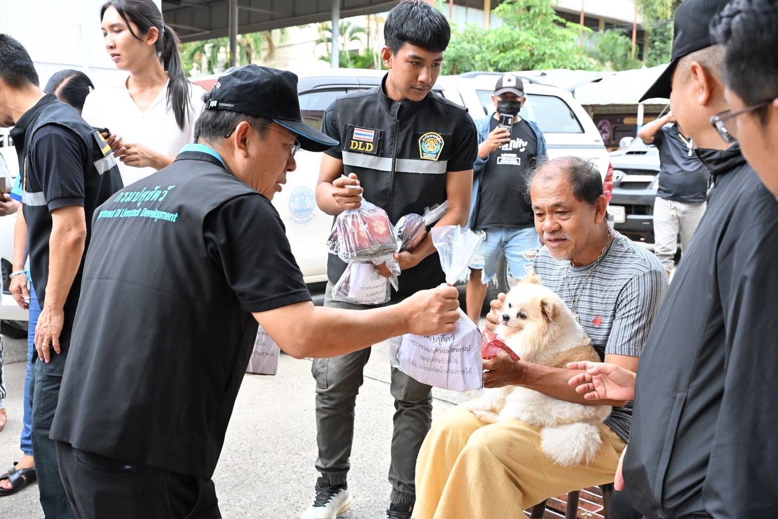 อธิบดีกรมปศุสัตว์ ตรวจเยี่ยมหน่วยสัตวแพทย์เคลื่อนที่ให้บริการตรวจรักษาสัตว์เลี้ยงและแจกอาหารสุนัขและแมวในพื้นที่ประสบอุทกภัยหาดใหญ่ 7 292066