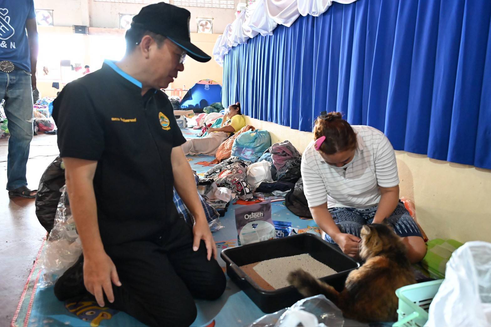 อธิบดีกรมปศุสัตว์ ตรวจเยี่ยมหน่วยสัตวแพทย์เคลื่อนที่ให้บริการตรวจรักษาสัตว์เลี้ยงและแจกอาหารสุนัขและแมวในพื้นที่ประสบอุทกภัยหาดใหญ่ 9 292094