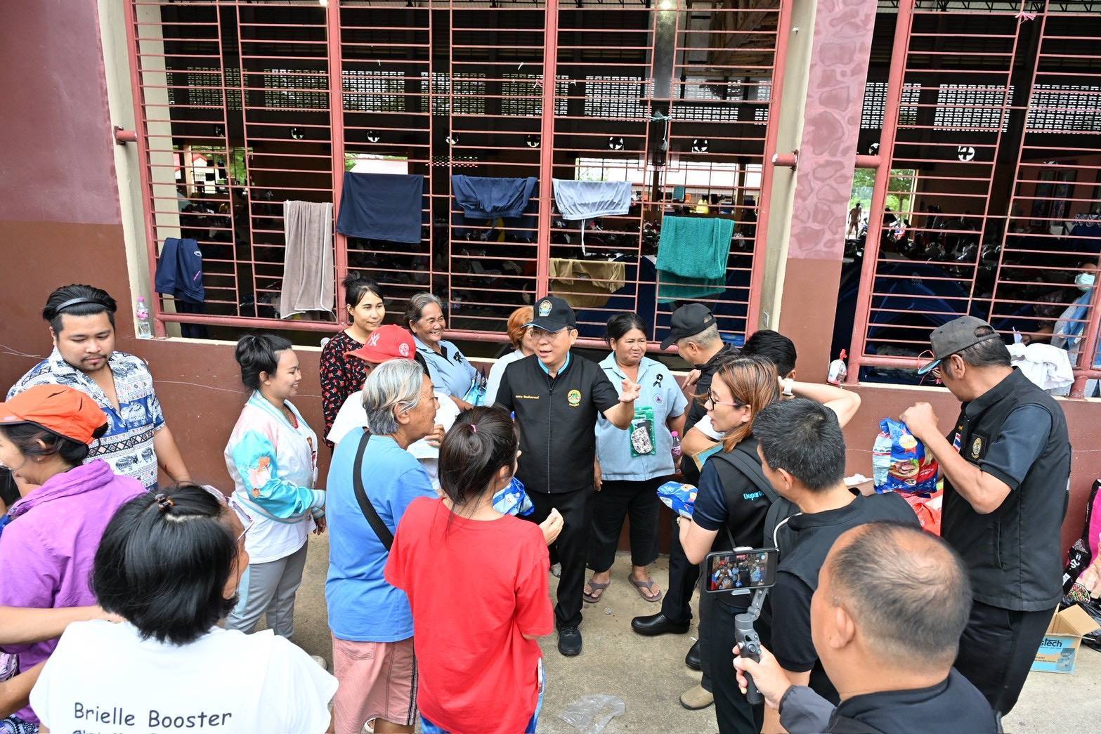 อธิบดีกรมปศุสัตว์ ตรวจเยี่ยมหน่วยสัตวแพทย์เคลื่อนที่ให้บริการตรวจรักษาสัตว์เลี้ยงและแจกอาหารสุนัขและแมวในพื้นที่ประสบอุทกภัยหาดใหญ่ 10 292097