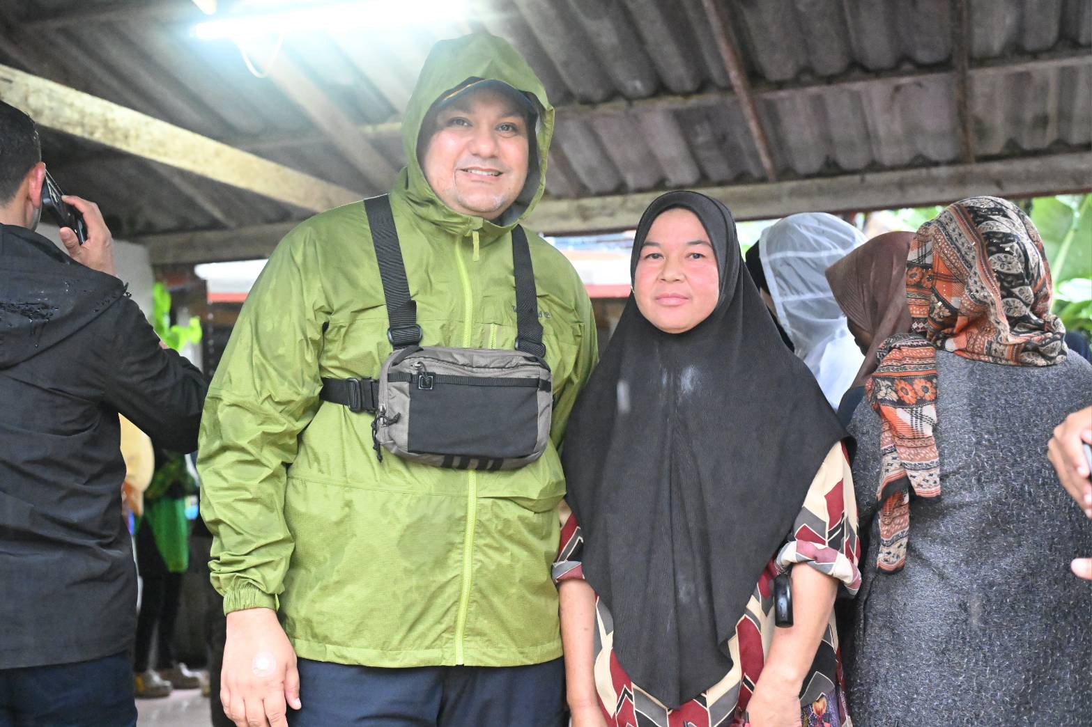 รมช.อามินทร์ เร่งลงพื้นที่เจาะไอร้อง มอบถุงยังชีพเยียวยาผู้ประสบอุทกภัย พร้อมติดตามสถานการณ์น้ำอย่างใกล้ชิด 7 40500