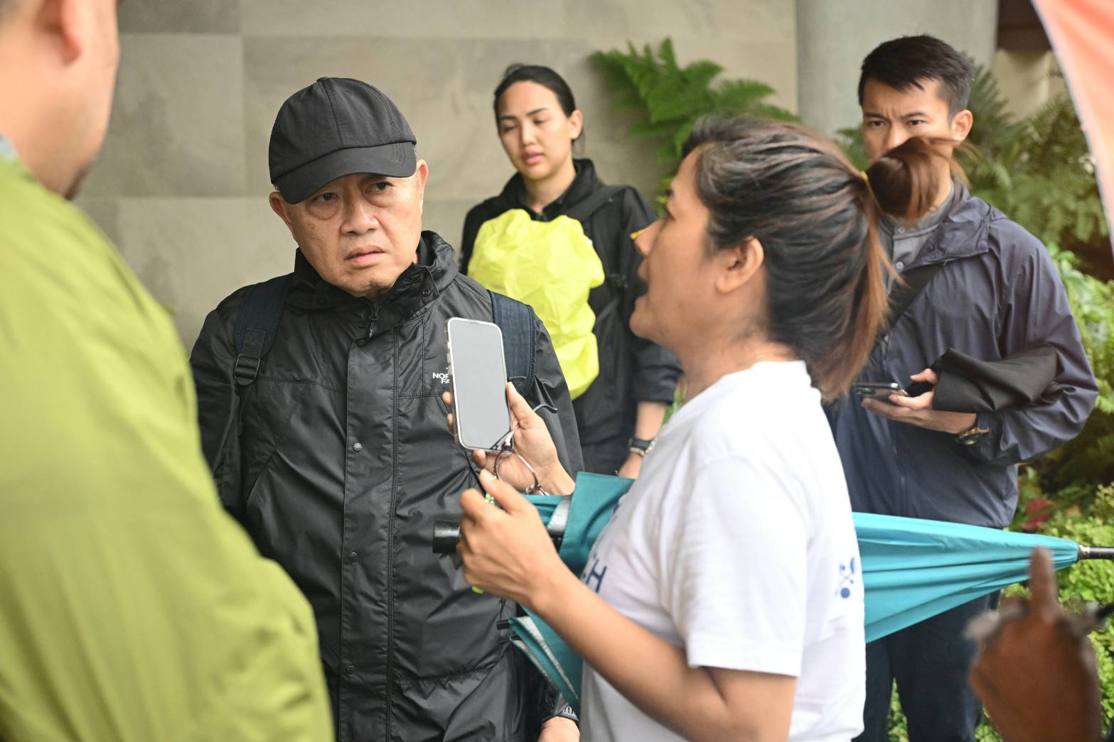 “รมช.อามินทร์” ช่วยหญิงท้องแก่ใกล้คลอด กลางน้ำท่วมหาดใหญ่ ส่งขึ้น ฮ. ถึงมือแพทย์ปลอดภัย พร้อมเร่งแจกจ่าย เสบียงอาหารบรรเทาความเดือดร้อนให้กับประชาชนตลอดวัน 4 40851