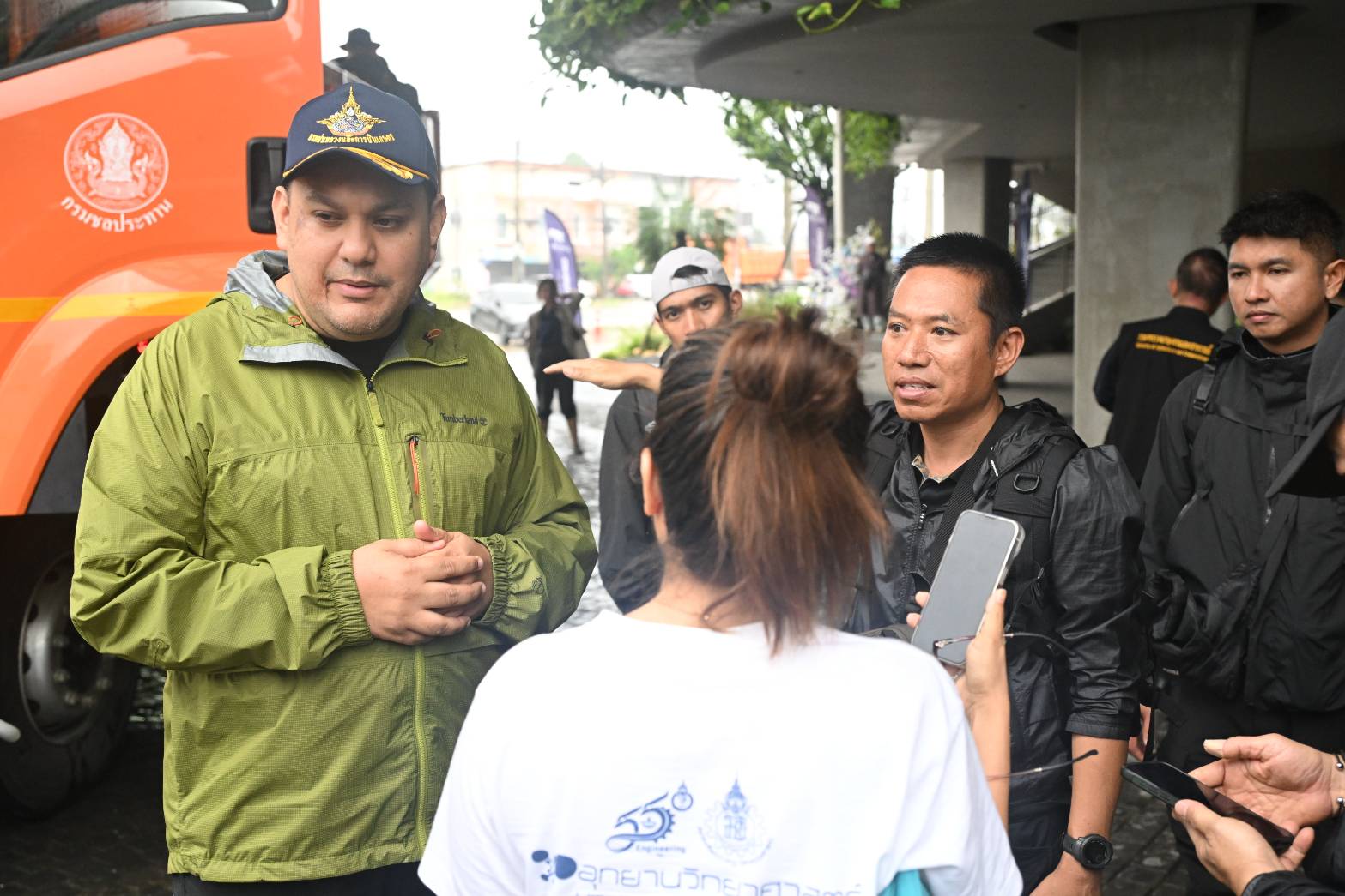 “รมช.อามินทร์” ช่วยหญิงท้องแก่ใกล้คลอด กลางน้ำท่วมหาดใหญ่ ส่งขึ้น ฮ. ถึงมือแพทย์ปลอดภัย พร้อมเร่งแจกจ่าย เสบียงอาหารบรรเทาความเดือดร้อนให้กับประชาชนตลอดวัน 5 40852