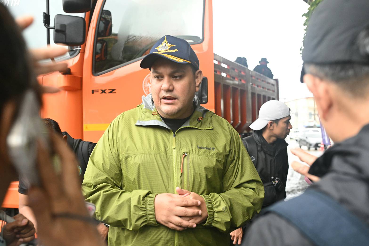 “รมช.อามินทร์” ช่วยหญิงท้องแก่ใกล้คลอด กลางน้ำท่วมหาดใหญ่ ส่งขึ้น ฮ. ถึงมือแพทย์ปลอดภัย พร้อมเร่งแจกจ่าย เสบียงอาหารบรรเทาความเดือดร้อนให้กับประชาชนตลอดวัน 6 40853