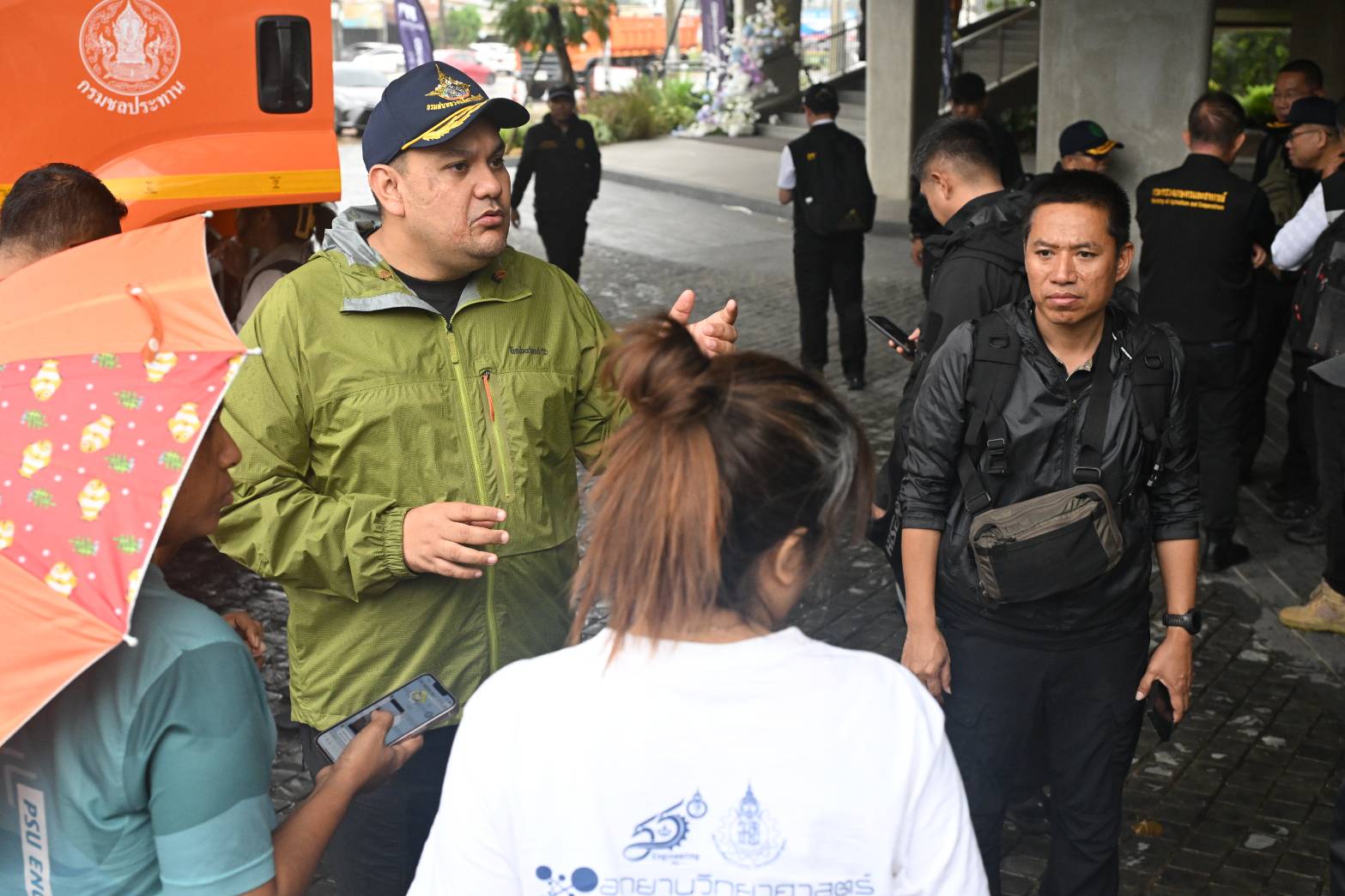 “รมช.อามินทร์” ช่วยหญิงท้องแก่ใกล้คลอด กลางน้ำท่วมหาดใหญ่ ส่งขึ้น ฮ. ถึงมือแพทย์ปลอดภัย พร้อมเร่งแจกจ่าย เสบียงอาหารบรรเทาความเดือดร้อนให้กับประชาชนตลอดวัน 7 40854