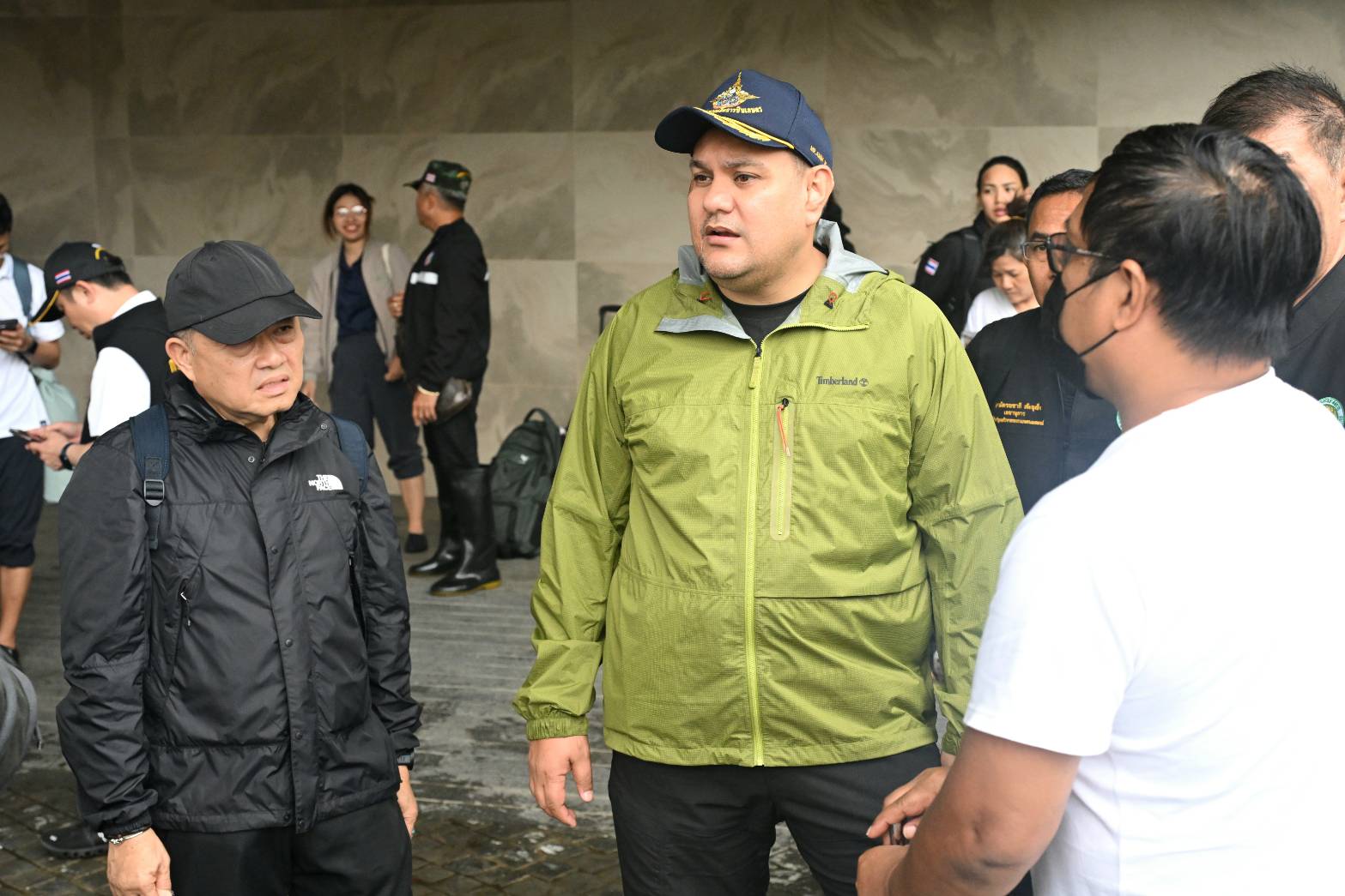 “รมช.อามินทร์” ช่วยหญิงท้องแก่ใกล้คลอด กลางน้ำท่วมหาดใหญ่ ส่งขึ้น ฮ. ถึงมือแพทย์ปลอดภัย พร้อมเร่งแจกจ่าย เสบียงอาหารบรรเทาความเดือดร้อนให้กับประชาชนตลอดวัน 8 40857