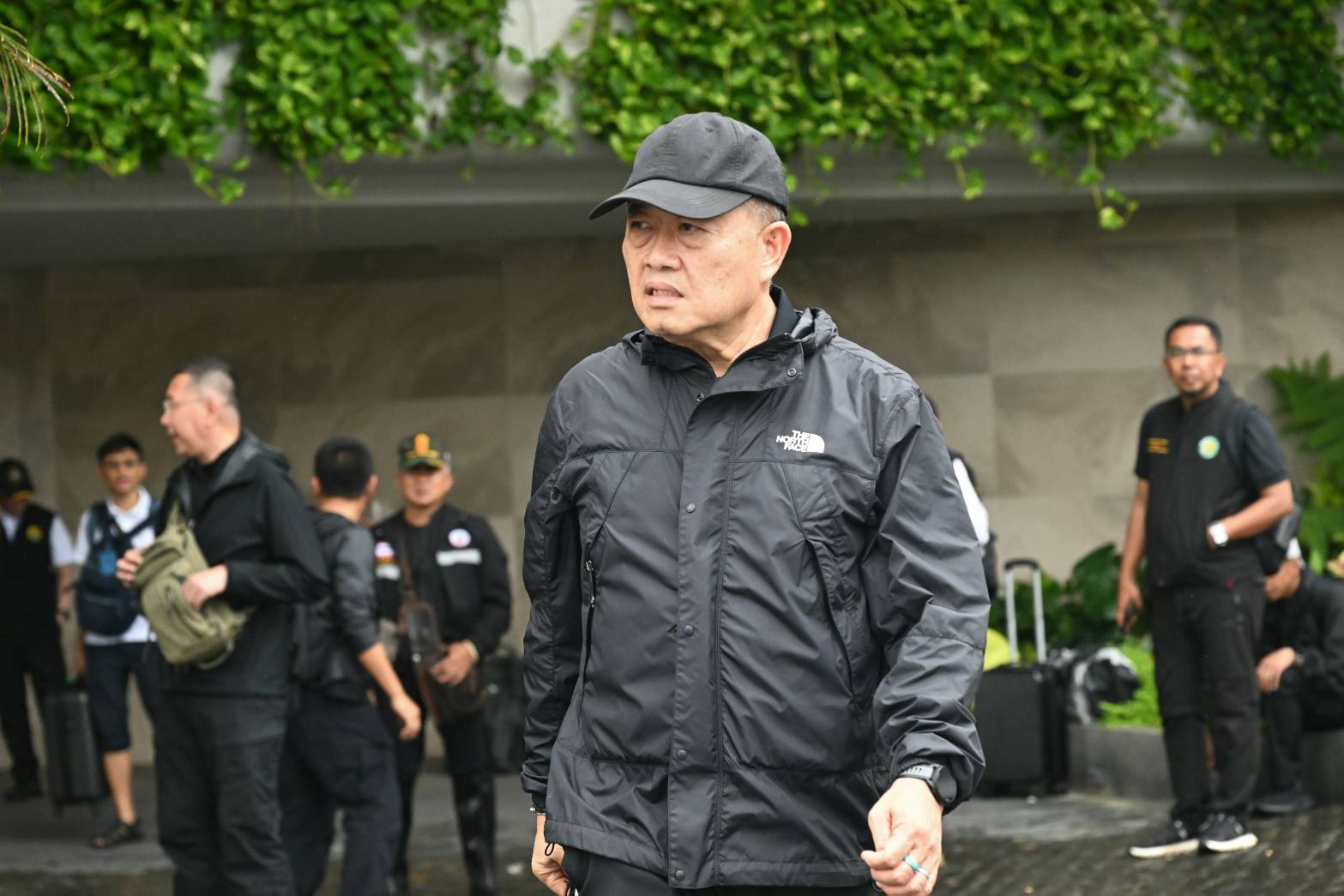 “รมช.อามินทร์” ช่วยหญิงท้องแก่ใกล้คลอด กลางน้ำท่วมหาดใหญ่ ส่งขึ้น ฮ. ถึงมือแพทย์ปลอดภัย พร้อมเร่งแจกจ่าย เสบียงอาหารบรรเทาความเดือดร้อนให้กับประชาชนตลอดวัน 9 40858