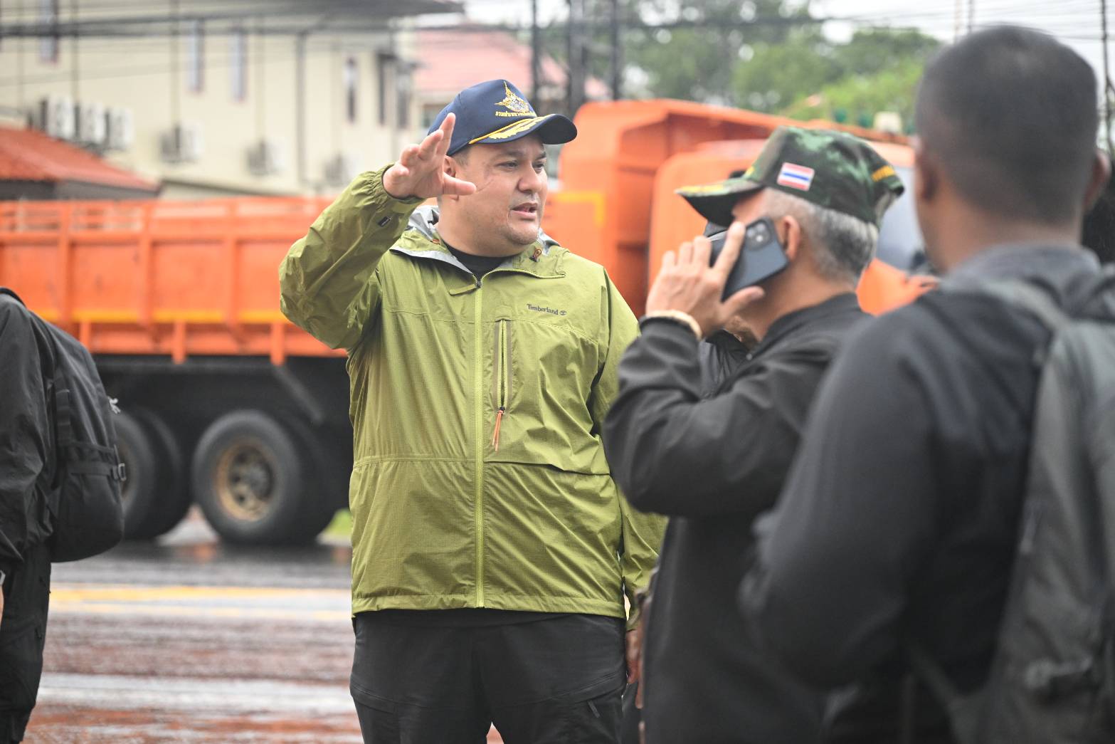 “รมช.อามินทร์” ช่วยหญิงท้องแก่ใกล้คลอด กลางน้ำท่วมหาดใหญ่ ส่งขึ้น ฮ. ถึงมือแพทย์ปลอดภัย พร้อมเร่งแจกจ่าย เสบียงอาหารบรรเทาความเดือดร้อนให้กับประชาชนตลอดวัน 10 40862