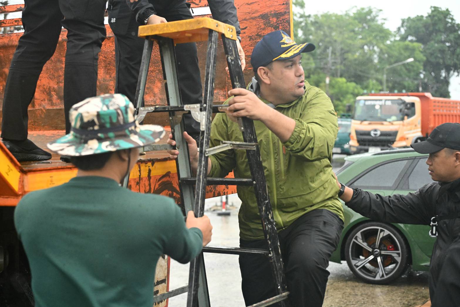 “รมช.อามินทร์” ช่วยหญิงท้องแก่ใกล้คลอด กลางน้ำท่วมหาดใหญ่ ส่งขึ้น ฮ. ถึงมือแพทย์ปลอดภัย พร้อมเร่งแจกจ่าย เสบียงอาหารบรรเทาความเดือดร้อนให้กับประชาชนตลอดวัน 13 40868