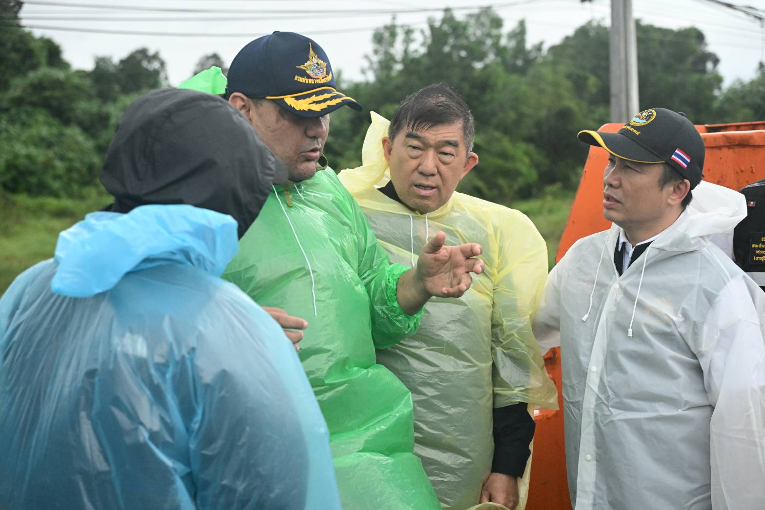 “รมช.อามินทร์” ช่วยหญิงท้องแก่ใกล้คลอด กลางน้ำท่วมหาดใหญ่ ส่งขึ้น ฮ. ถึงมือแพทย์ปลอดภัย พร้อมเร่งแจกจ่าย เสบียงอาหารบรรเทาความเดือดร้อนให้กับประชาชนตลอดวัน 14 40875