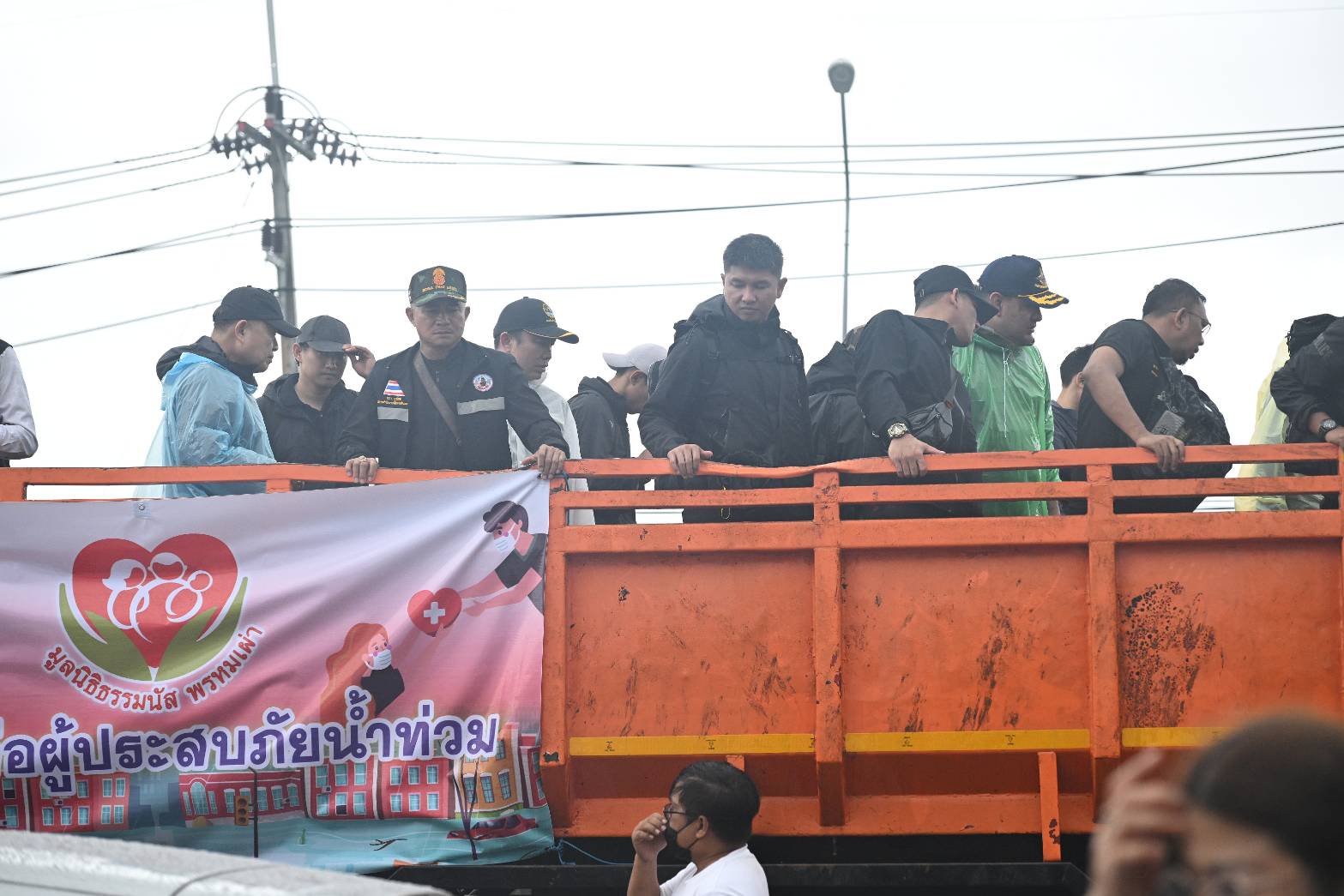 “รมช.อามินทร์” ช่วยหญิงท้องแก่ใกล้คลอด กลางน้ำท่วมหาดใหญ่ ส่งขึ้น ฮ. ถึงมือแพทย์ปลอดภัย พร้อมเร่งแจกจ่าย เสบียงอาหารบรรเทาความเดือดร้อนให้กับประชาชนตลอดวัน 15 40878