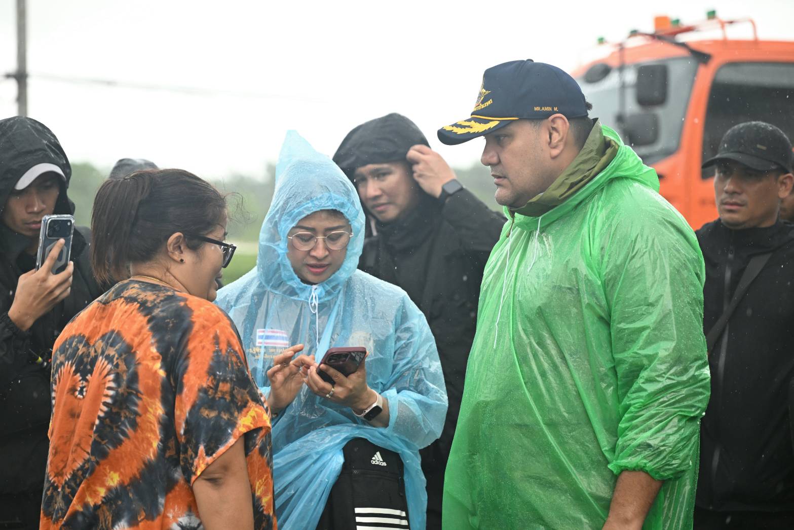 “รมช.อามินทร์” ช่วยหญิงท้องแก่ใกล้คลอด กลางน้ำท่วมหาดใหญ่ ส่งขึ้น ฮ. ถึงมือแพทย์ปลอดภัย พร้อมเร่งแจกจ่าย เสบียงอาหารบรรเทาความเดือดร้อนให้กับประชาชนตลอดวัน 16 40885