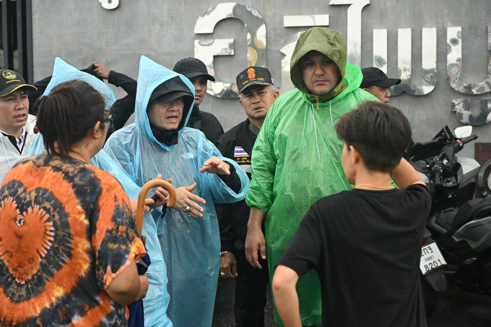 “รมช.อามินทร์” ช่วยหญิงท้องแก่ใกล้คลอด กลางน้ำท่วมหาดใหญ่ ส่งขึ้น ฮ. ถึงมือแพทย์ปลอดภัย พร้อมเร่งแจกจ่าย เสบียงอาหารบรรเทาความเดือดร้อนให้กับประชาชนตลอดวัน 17 40887