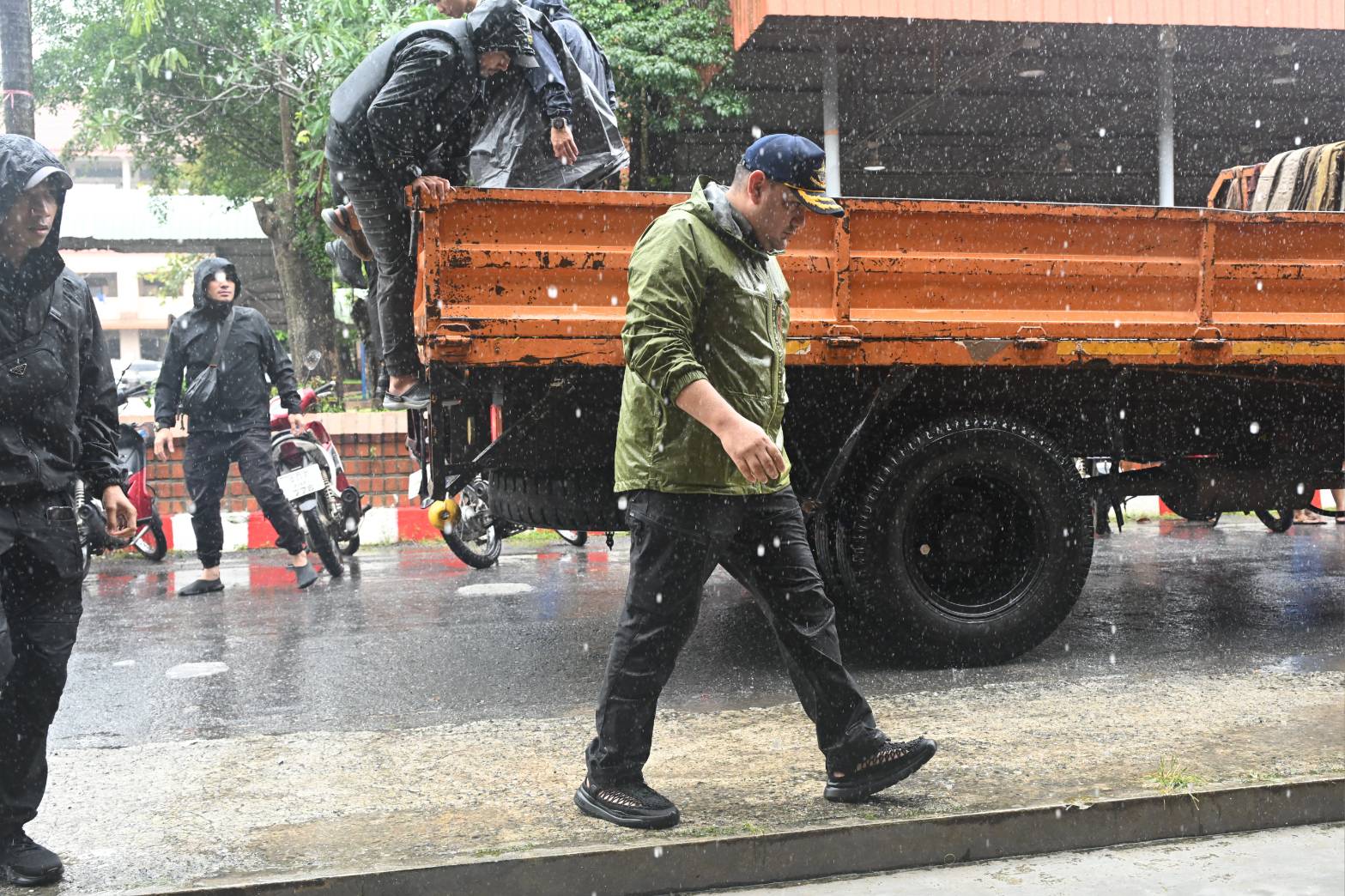 น้ำใจท่วมหาดใหญ่ รมช.อามินทร์ บริจาคไก่สดแช่แข็ง 1 ตัน สนับสนุนเสบียงผู้ประสบภัย เสริมทัพ 'ครัวประมงสงขลา' ลุยช่วยน้ำท่วมหาดใหญ่ 4 41847