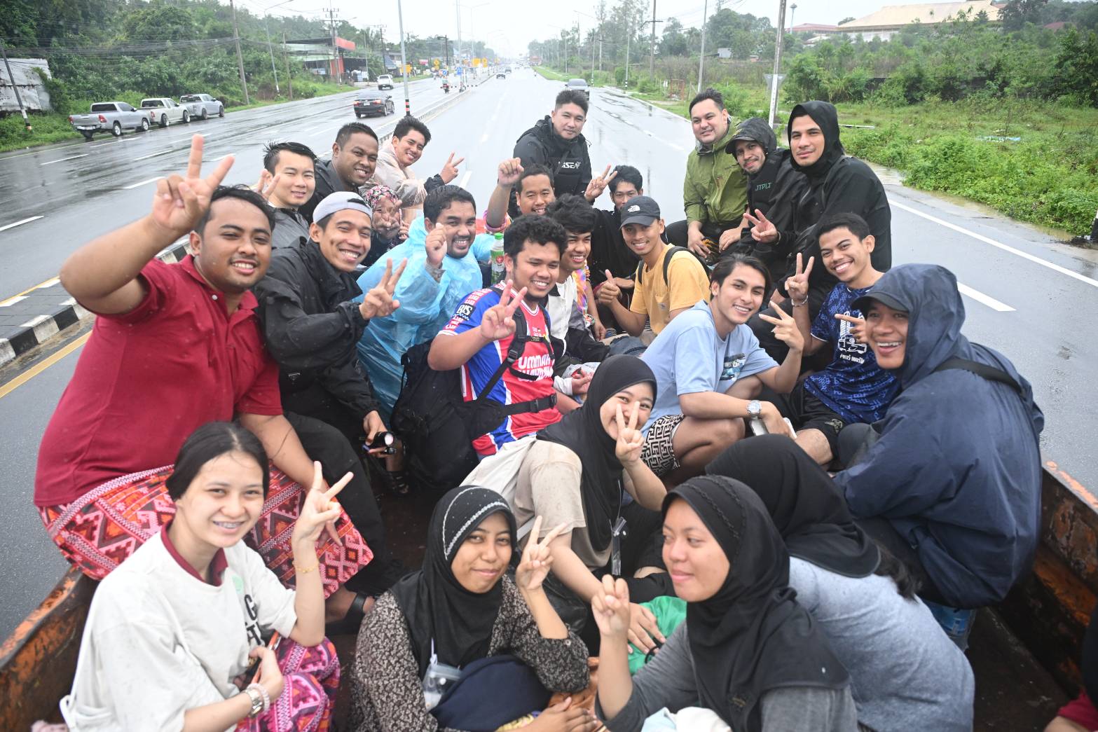 น้ำใจท่วมหาดใหญ่ รมช.อามินทร์ บริจาคไก่สดแช่แข็ง 1 ตัน สนับสนุนเสบียงผู้ประสบภัย เสริมทัพ 'ครัวประมงสงขลา' ลุยช่วยน้ำท่วมหาดใหญ่ 11 41892