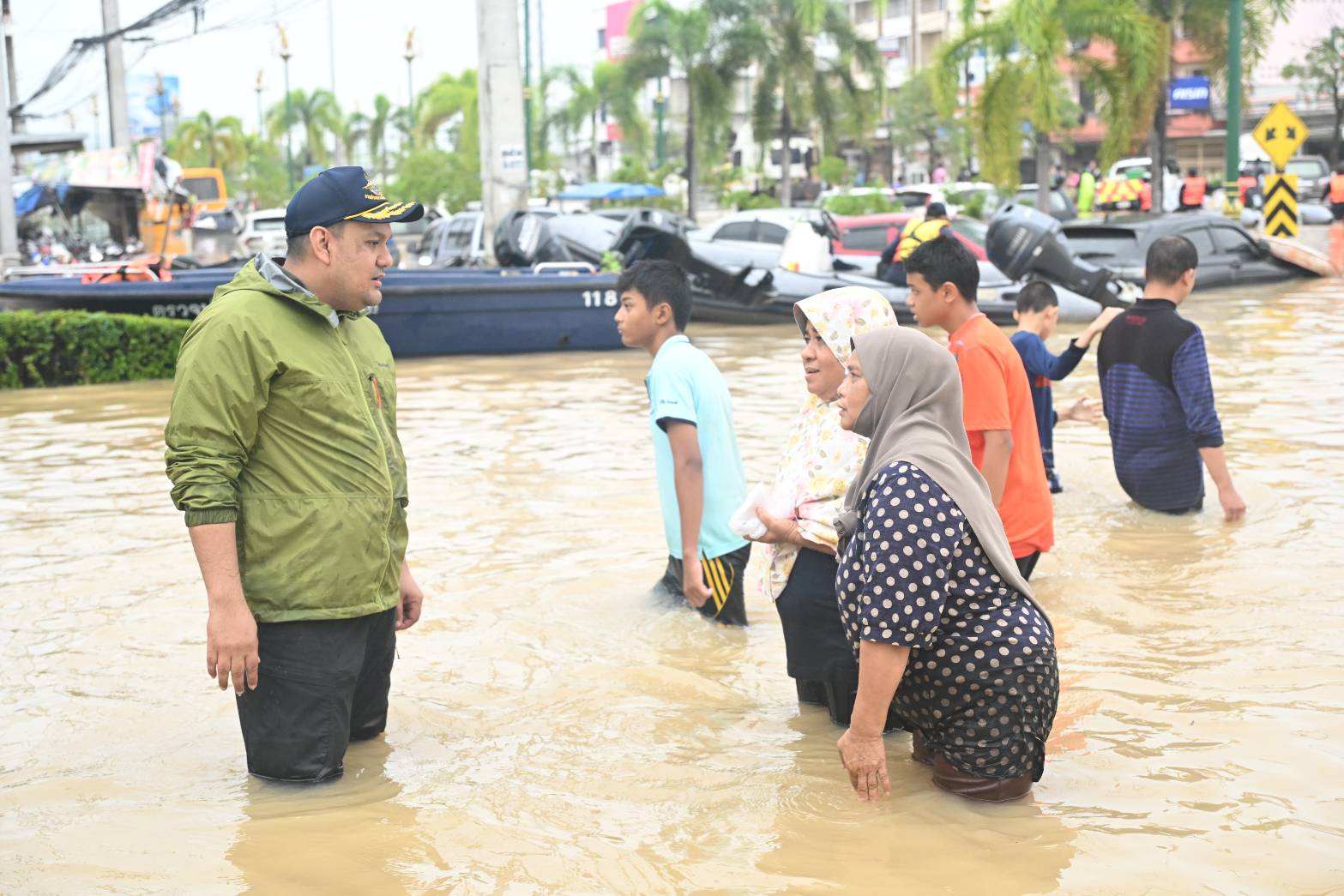 น้ำใจท่วมหาดใหญ่ รมช.อามินทร์ บริจาคไก่สดแช่แข็ง 1 ตัน สนับสนุนเสบียงผู้ประสบภัย เสริมทัพ 'ครัวประมงสงขลา' ลุยช่วยน้ำท่วมหาดใหญ่ 5 41959