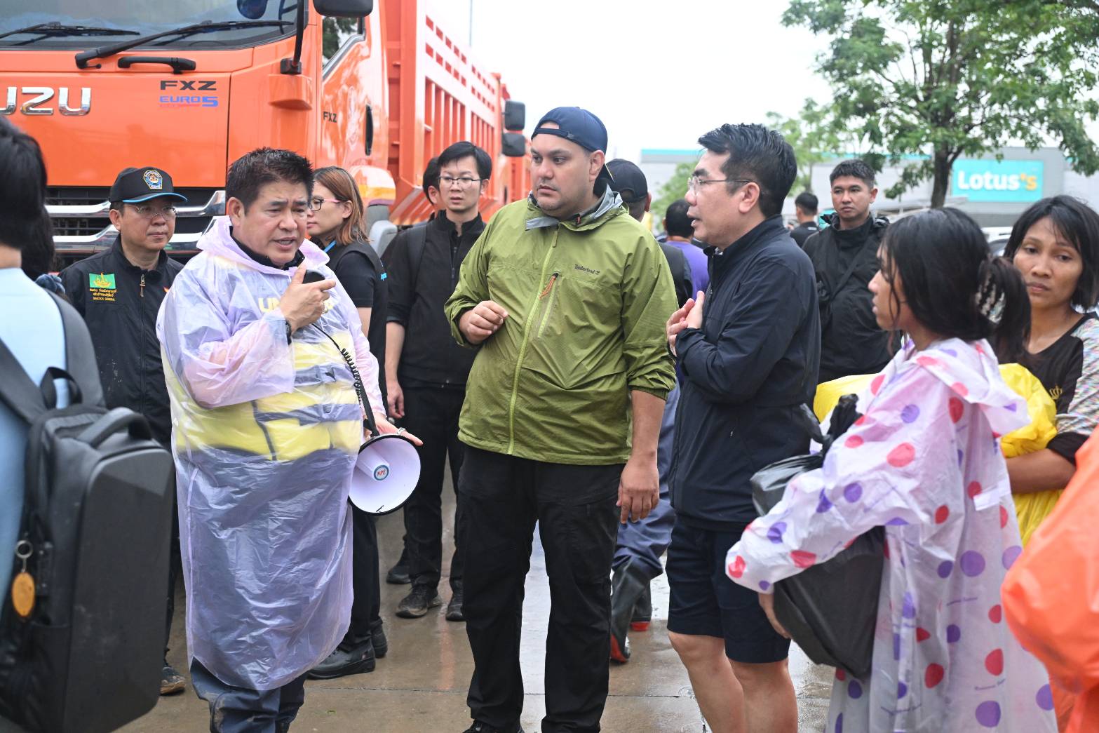 น้ำใจท่วมหาดใหญ่ รมช.อามินทร์ บริจาคไก่สดแช่แข็ง 1 ตัน สนับสนุนเสบียงผู้ประสบภัย เสริมทัพ 'ครัวประมงสงขลา' ลุยช่วยน้ำท่วมหาดใหญ่ 2 41984