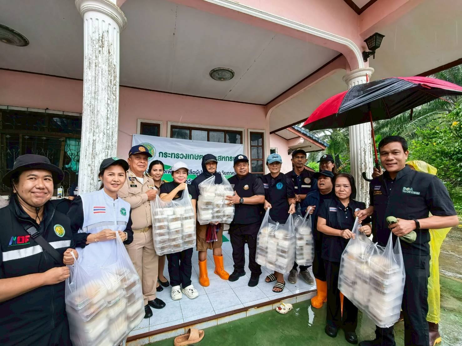 พด.ลุยช่วยน้ำท่วมใต้ เตรียมทีมฟื้นฟูดินหลังน้ำลด ตามนโยบายกระทรวงเกษตรฯ 6 5