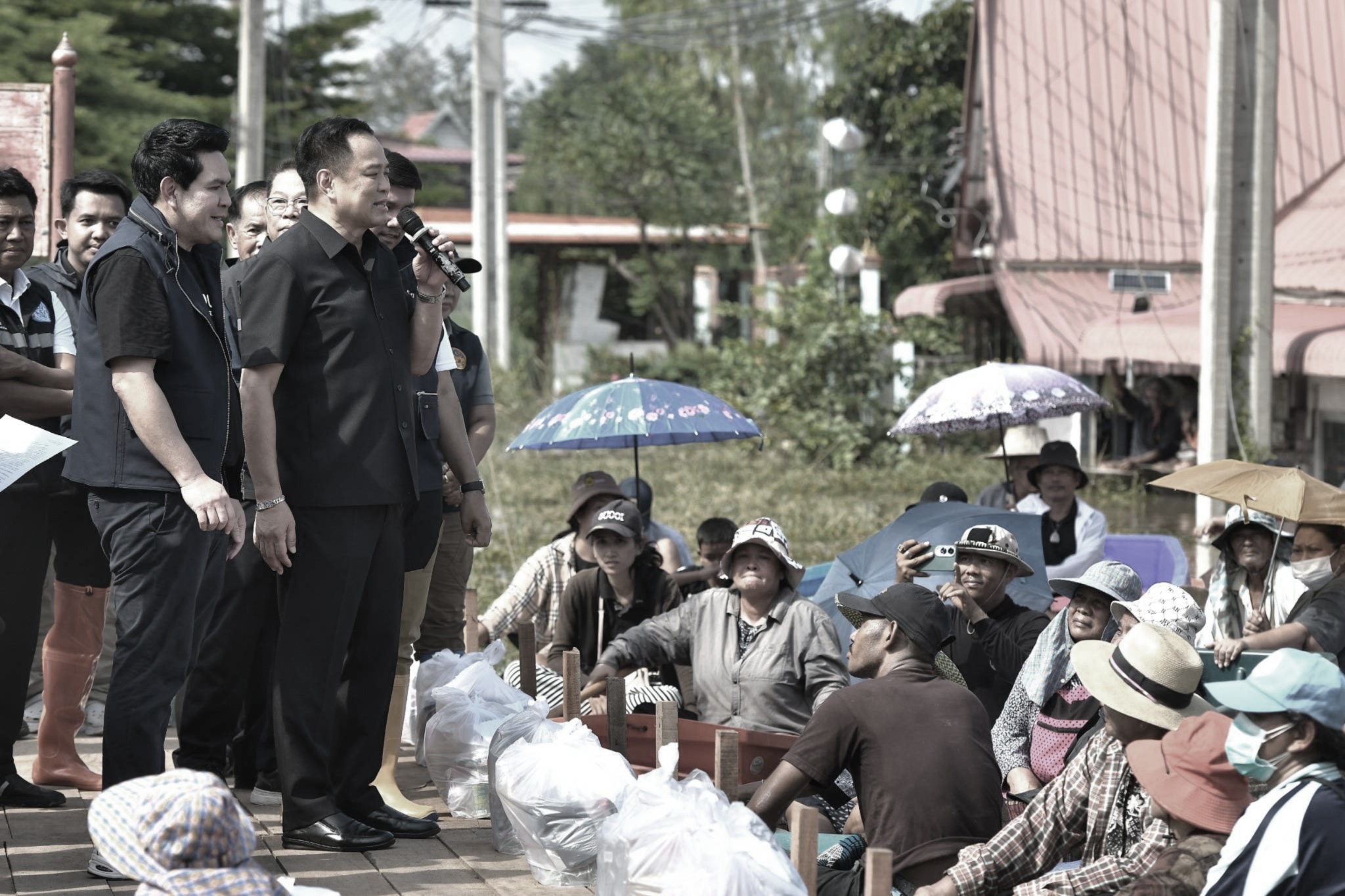 นายกฯ อนุทิน ลุยน้ำท่วมอยุธยา บรรเทาทุกข์ชาวบ้าน มอบถุงยังชีพพร้อมรับฟังข้อเรียกร้อง สั่งเร่งระบายน้ำแก้ปัญหาระยะสั้นไม่รับน้ำเพิ่ม พร้อมมอบหน่วยงานที่เกี่ยวข้องวางแผนระยะยาว ยันเป็นปัญหาเร่งด่วนต้องทำให้เร็วที่สุด ขอบคุณคนในพื้นที่ที่เป็นผู้เสียสละ 3 579388704 1269450195217709 5675061560619319772 n