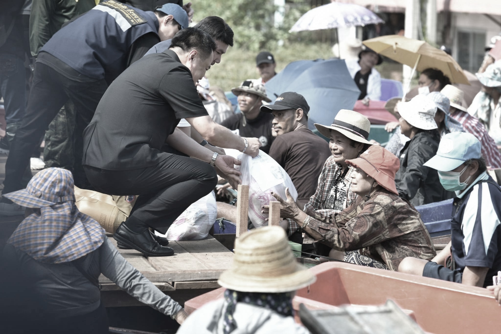 นายกฯ อนุทิน ลุยน้ำท่วมอยุธยา บรรเทาทุกข์ชาวบ้าน มอบถุงยังชีพพร้อมรับฟังข้อเรียกร้อง สั่งเร่งระบายน้ำแก้ปัญหาระยะสั้นไม่รับน้ำเพิ่ม พร้อมมอบหน่วยงานที่เกี่ยวข้องวางแผนระยะยาว ยันเป็นปัญหาเร่งด่วนต้องทำให้เร็วที่สุด ขอบคุณคนในพื้นที่ที่เป็นผู้เสียสละ 6 579629717 1269450295217699 5018802885581466888 n