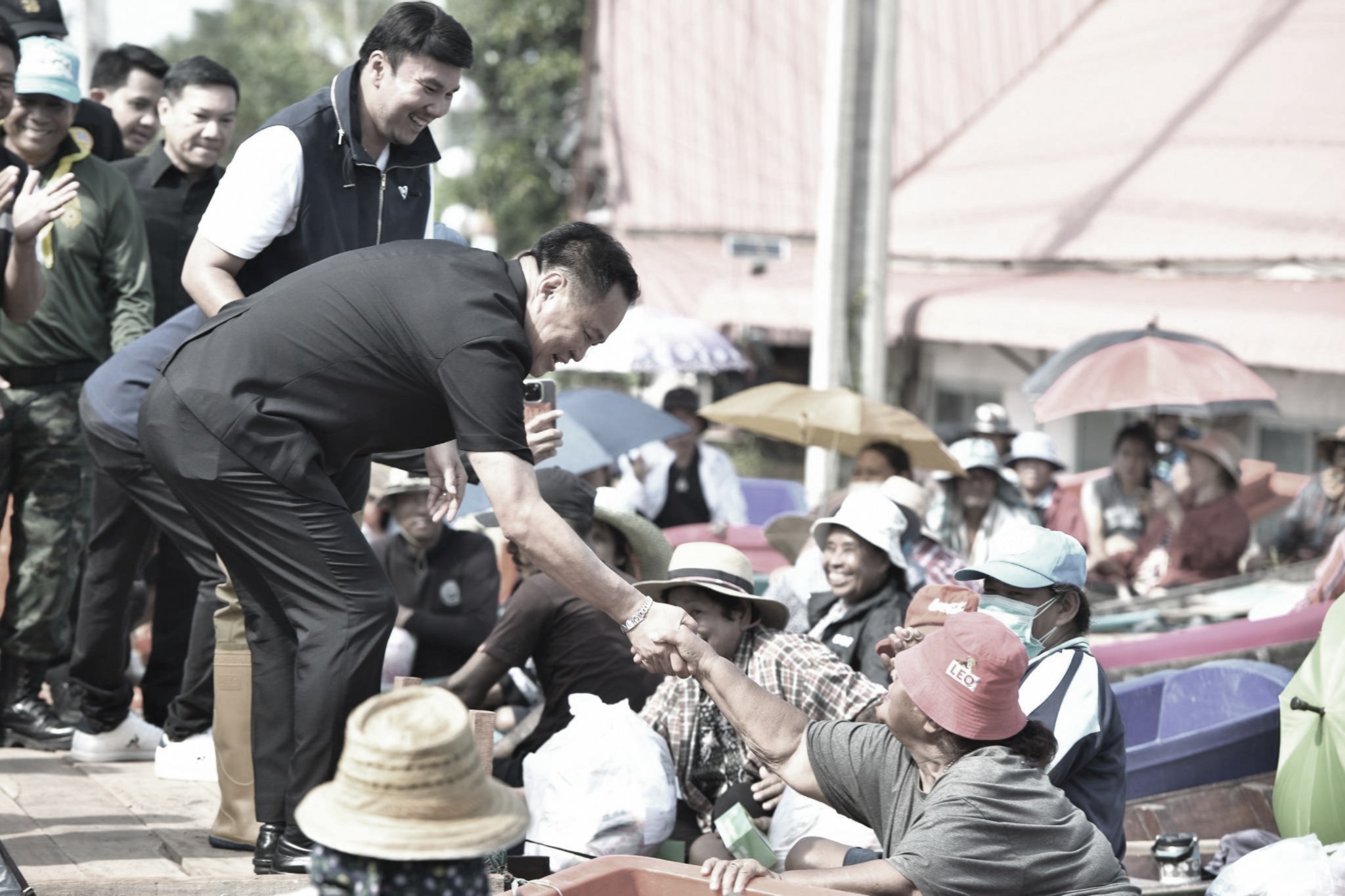 นายกฯ อนุทิน ลุยน้ำท่วมอยุธยา บรรเทาทุกข์ชาวบ้าน มอบถุงยังชีพพร้อมรับฟังข้อเรียกร้อง สั่งเร่งระบายน้ำแก้ปัญหาระยะสั้นไม่รับน้ำเพิ่ม พร้อมมอบหน่วยงานที่เกี่ยวข้องวางแผนระยะยาว ยันเป็นปัญหาเร่งด่วนต้องทำให้เร็วที่สุด ขอบคุณคนในพื้นที่ที่เป็นผู้เสียสละ 5 580059991 1269450251884370 5882750984975074401 n