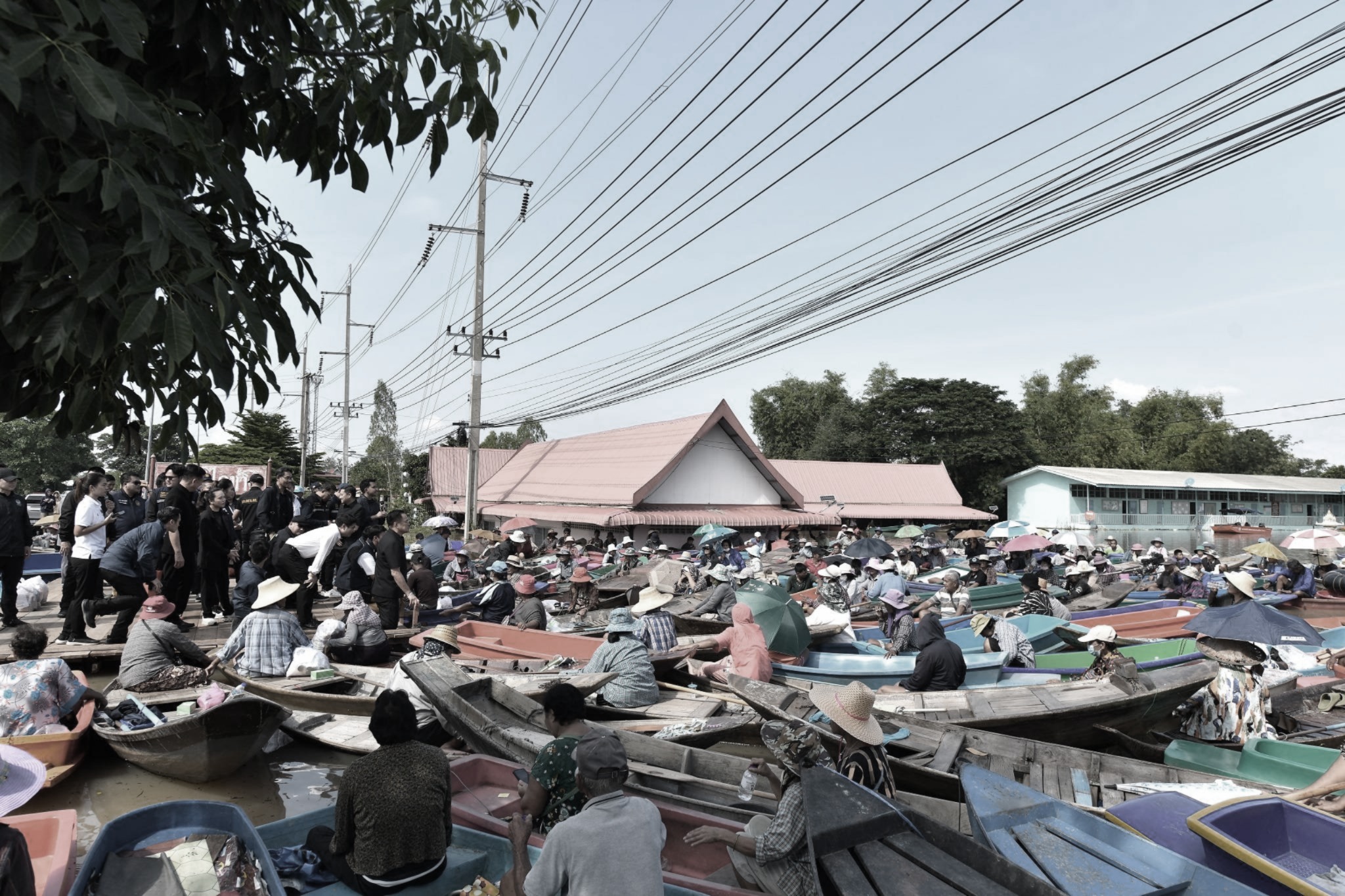 นายกฯ อนุทิน ลุยน้ำท่วมอยุธยา บรรเทาทุกข์ชาวบ้าน มอบถุงยังชีพพร้อมรับฟังข้อเรียกร้อง สั่งเร่งระบายน้ำแก้ปัญหาระยะสั้นไม่รับน้ำเพิ่ม พร้อมมอบหน่วยงานที่เกี่ยวข้องวางแผนระยะยาว ยันเป็นปัญหาเร่งด่วนต้องทำให้เร็วที่สุด ขอบคุณคนในพื้นที่ที่เป็นผู้เสียสละ 7 581646490 1269450365217692 7214246541396549589 n