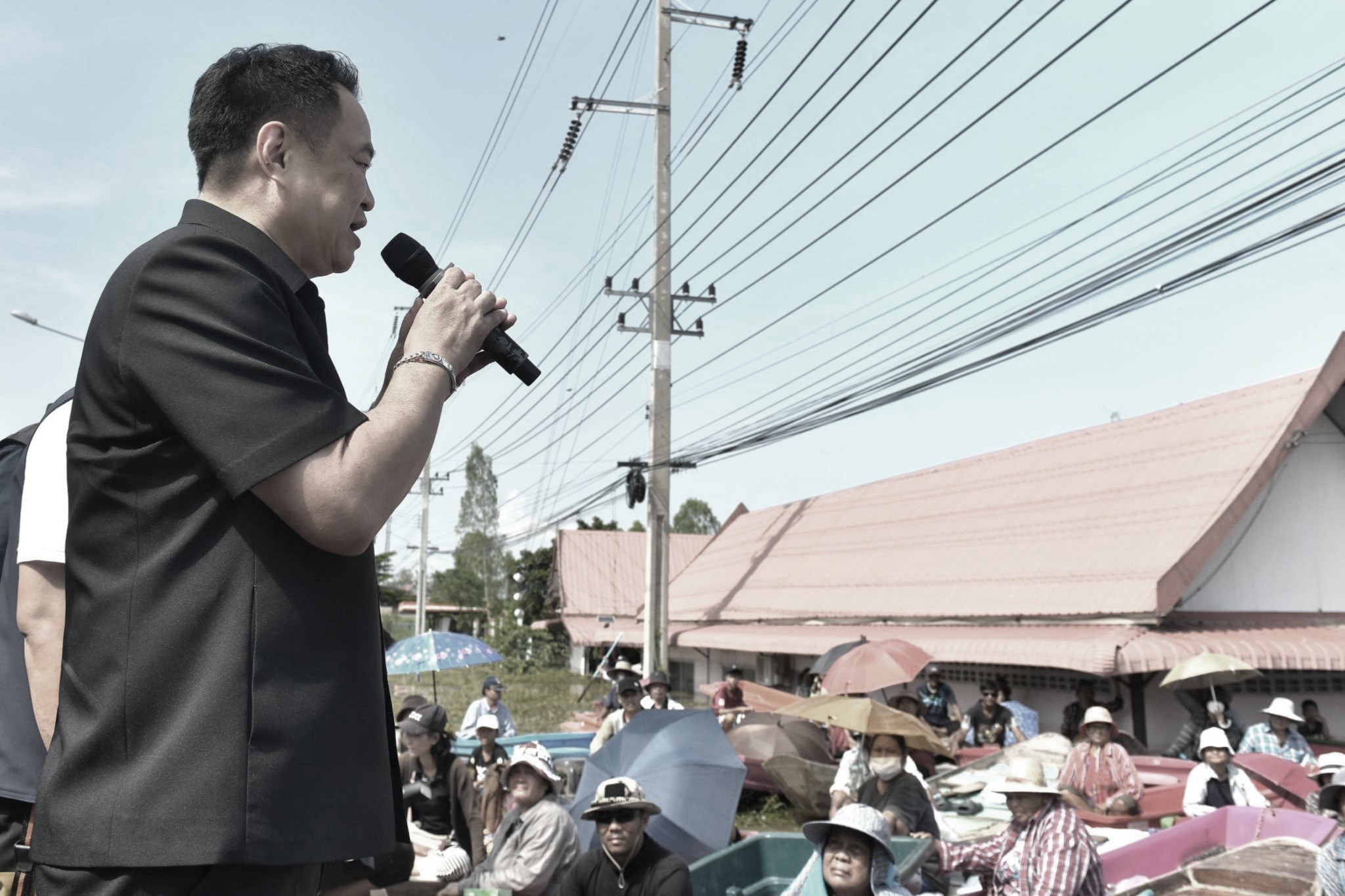 นายกฯ อนุทิน ลุยน้ำท่วมอยุธยา บรรเทาทุกข์ชาวบ้าน มอบถุงยังชีพพร้อมรับฟังข้อเรียกร้อง สั่งเร่งระบายน้ำแก้ปัญหาระยะสั้นไม่รับน้ำเพิ่ม พร้อมมอบหน่วยงานที่เกี่ยวข้องวางแผนระยะยาว ยันเป็นปัญหาเร่งด่วนต้องทำให้เร็วที่สุด ขอบคุณคนในพื้นที่ที่เป็นผู้เสียสละ 4 582203828 1269450688550993 4742269444969723118 n