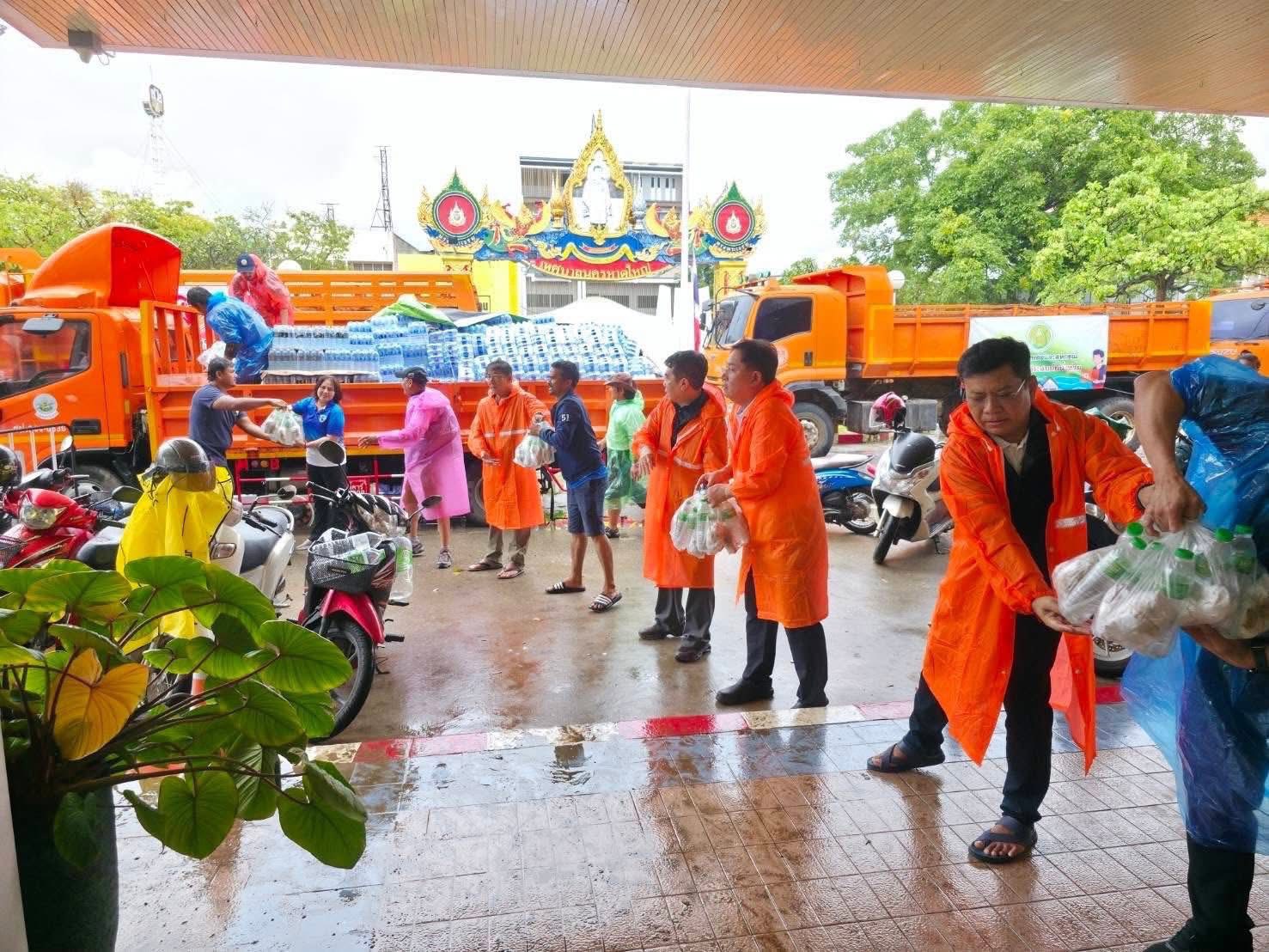 กรมชลประทานบูรณาการหลายหน่วยงาน ลงพื้นที่หาดใหญ่ช่วยผู้ประสบอุทกภัย มอบถุงยังชีพ–จัดรถบรรทุกอพยพประชาชนออกจากพื้นที่เสี่ยง 4 586611607 1652466569407052 9102445200537600929 n