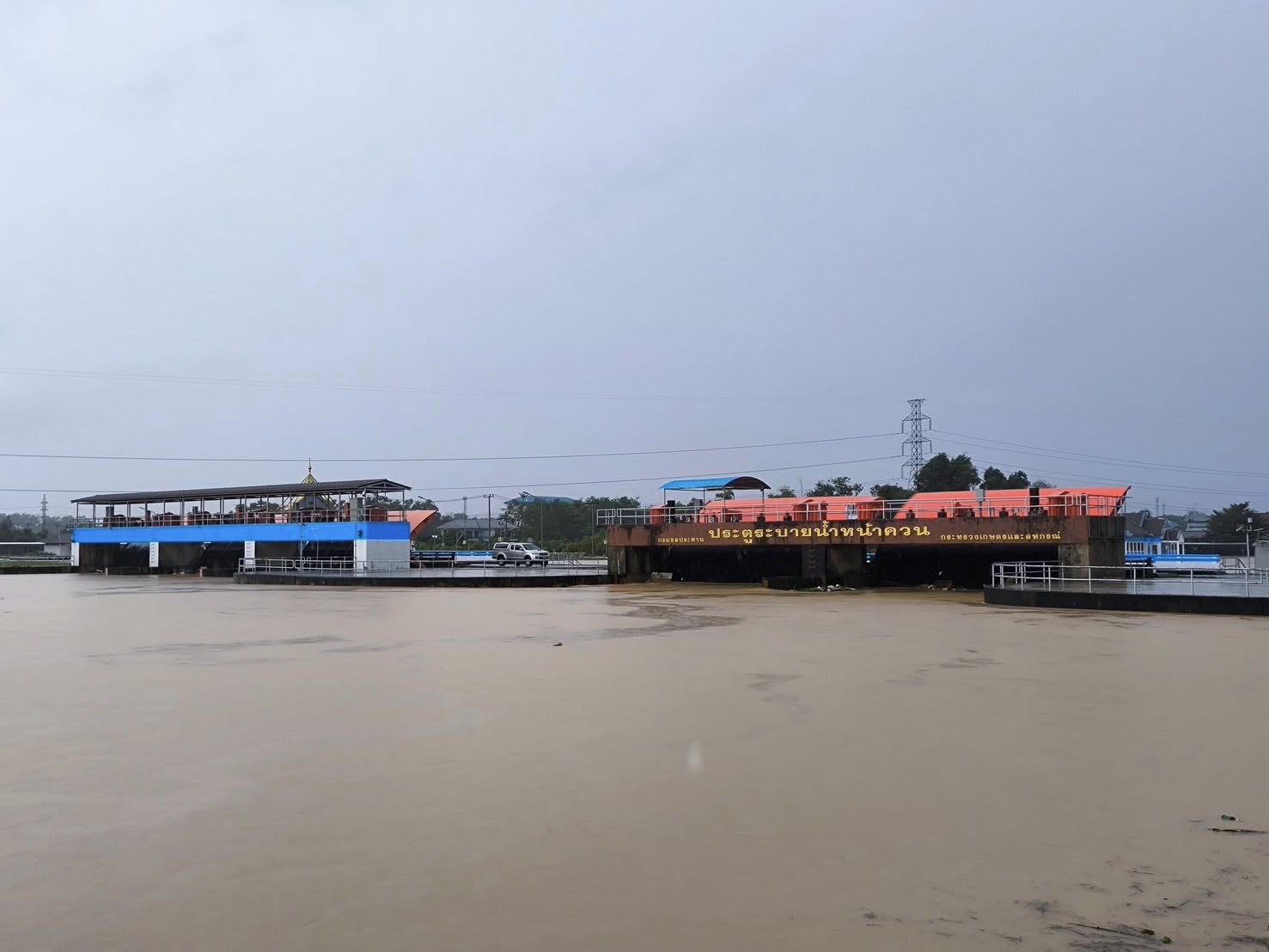 ฝนถล่มหาดใหญ่ หนักสุดในรอบ 300 ปี(นับตั้งแต่สมัยกรุงศรีอยุธยาตอนปลาย) กรมชลฯเร่งระบายน้ำเต็มศักยภาพ ลดผลกระทบ 3 588500717 1255291706645431 8859668803851625916 n