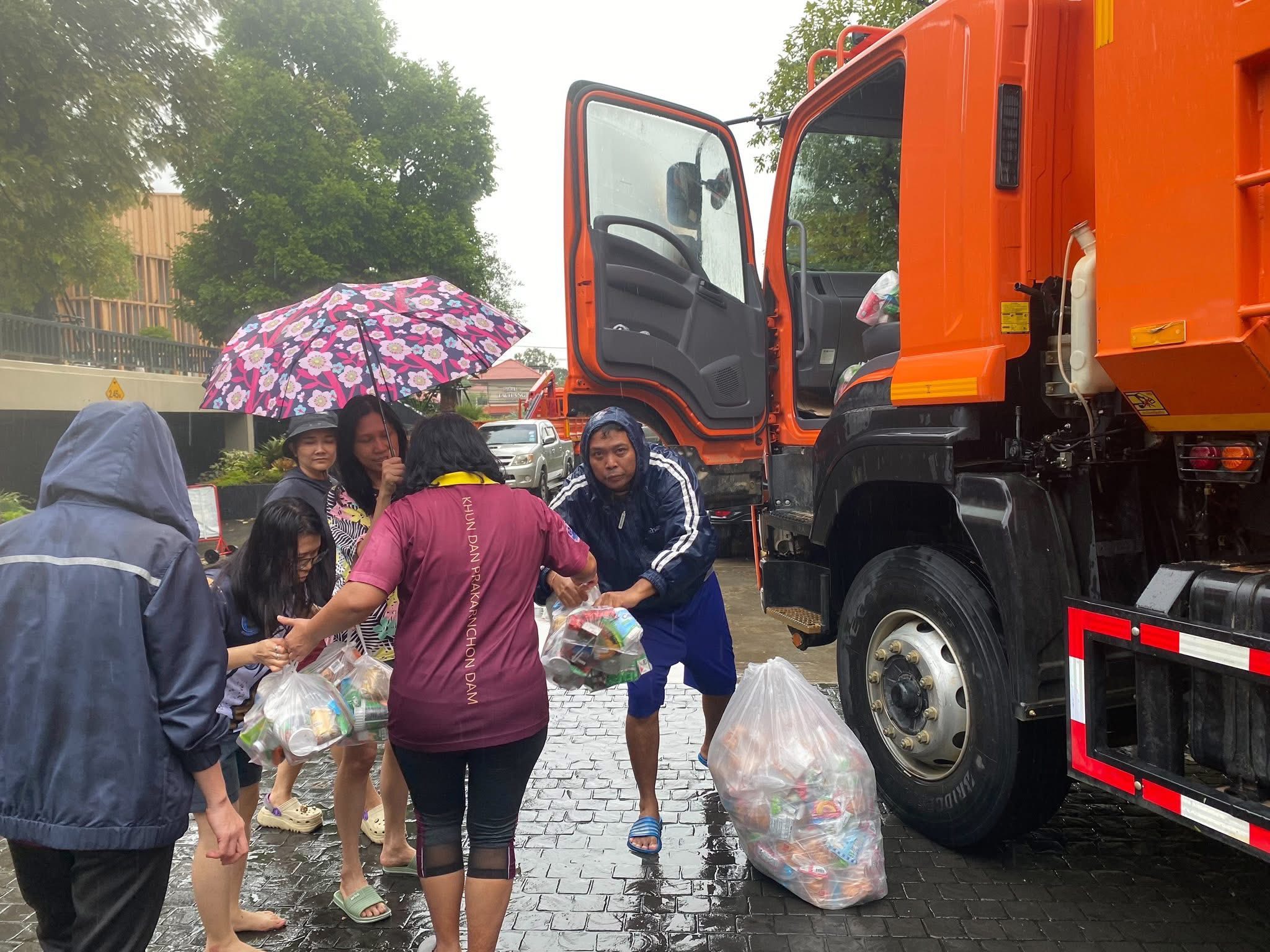 กรมชลประทานบูรณาการหลายหน่วยงาน ลงพื้นที่หาดใหญ่ช่วยผู้ประสบอุทกภัย มอบถุงยังชีพ–จัดรถบรรทุกอพยพประชาชนออกจากพื้นที่เสี่ยง 6 588572229 1652466799407029 6210762727932294551 n
