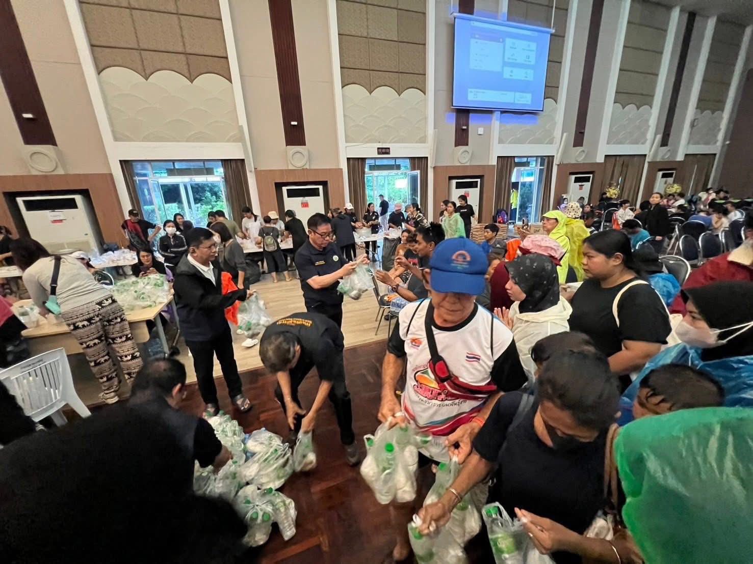 กรมชลประทานบูรณาการหลายหน่วยงาน ลงพื้นที่หาดใหญ่ช่วยผู้ประสบอุทกภัย มอบถุงยังชีพ–จัดรถบรรทุกอพยพประชาชนออกจากพื้นที่เสี่ยง 3 588711429 1652466586073717 5822666358421351376 n