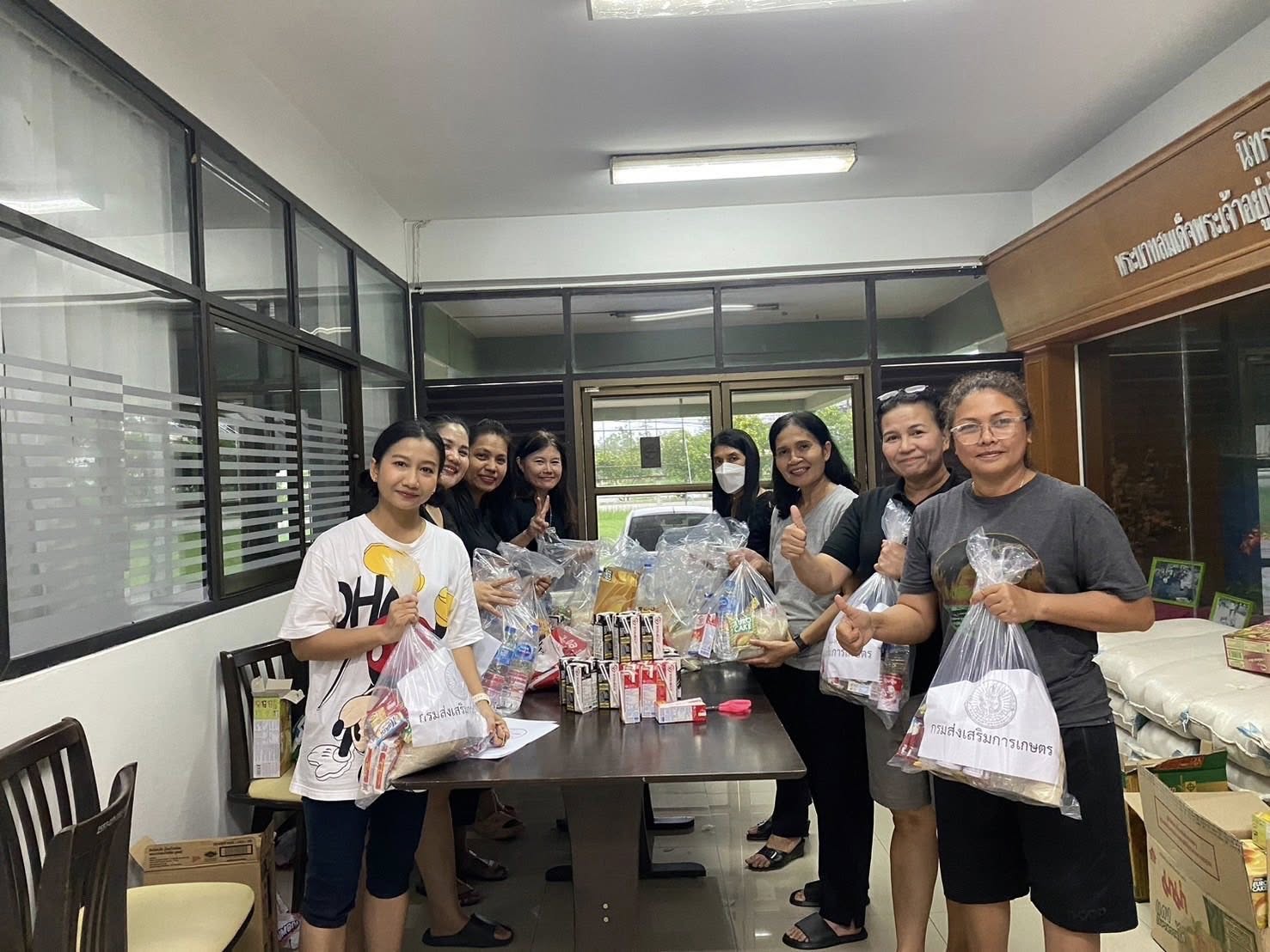 กรมส่งเสริมการเกษตร สนับสนุนการช่วยเหลืออุทกภัยในพื้นที่ อ.หาดใหญ่ และภาคใต้ตอนล่าง ตามข้อสั่งการของท่านรองนายกรัฐมนตรีและรัฐมนตรีว่าการกระทรวงเกษตรและสหกรณ์ 5 588726077 1652314862755556 671681867551710109 n