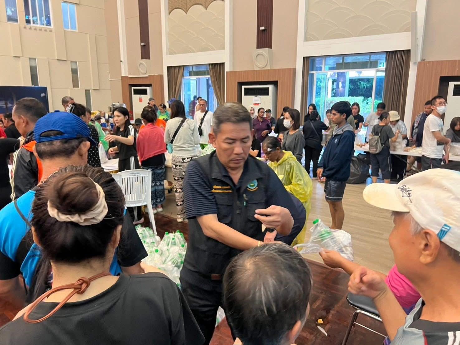 กรมชลประทานบูรณาการหลายหน่วยงาน ลงพื้นที่หาดใหญ่ช่วยผู้ประสบอุทกภัย มอบถุงยังชีพ–จัดรถบรรทุกอพยพประชาชนออกจากพื้นที่เสี่ยง 2 589113324 1652466559407053 4900063529907754110 n