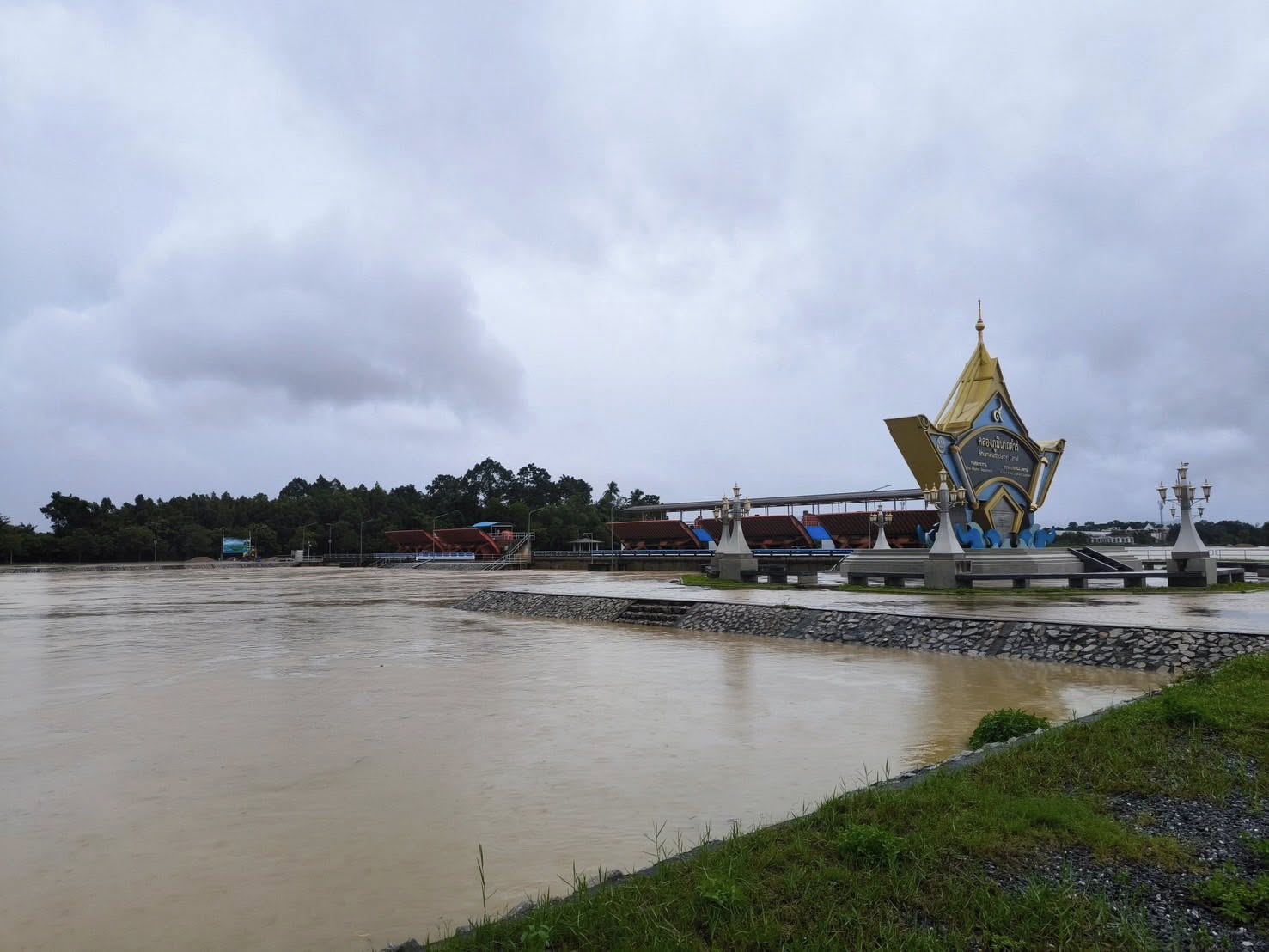 ฝนถล่มหาดใหญ่ หนักสุดในรอบ 300 ปี(นับตั้งแต่สมัยกรุงศรีอยุธยาตอนปลาย) กรมชลฯเร่งระบายน้ำเต็มศักยภาพ ลดผลกระทบ 4 589293311 1255291713312097 4075476803502556182 n