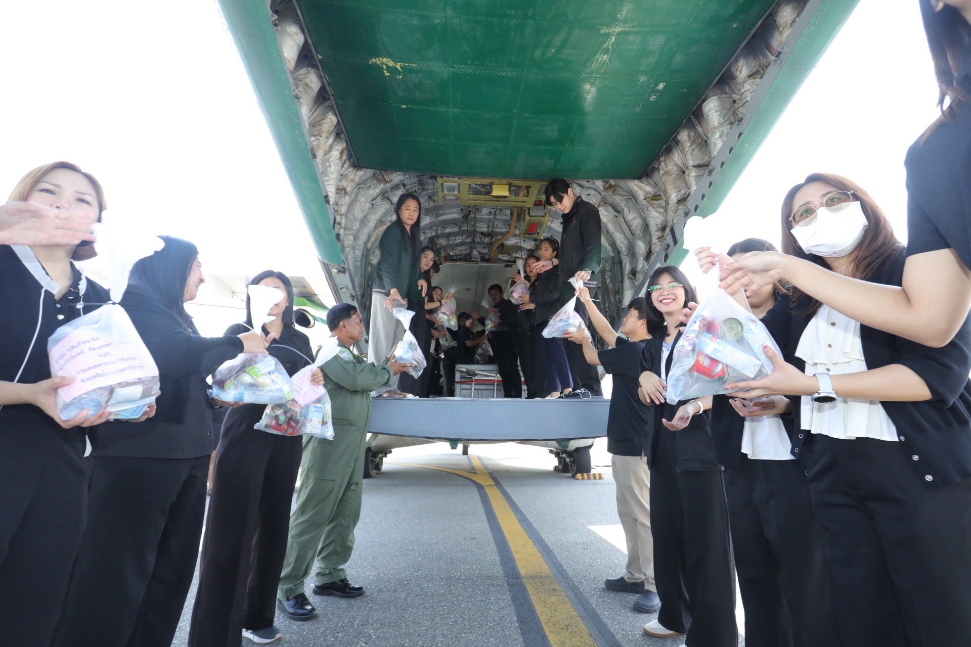 ฝนหลวงฯ ลำเลียงสิ่งของ ถุงยังชีพ และเจ้าหน้าที่ขับเจ็ตสกี และบังคับโดรนส่งลงพื้นที่ตรง อ.หาดใหญ่ ช่วยน้ำท่วมภาคใต้ต่อเนื่อง 2 589959872 1163349365986879 332073744566862046 n