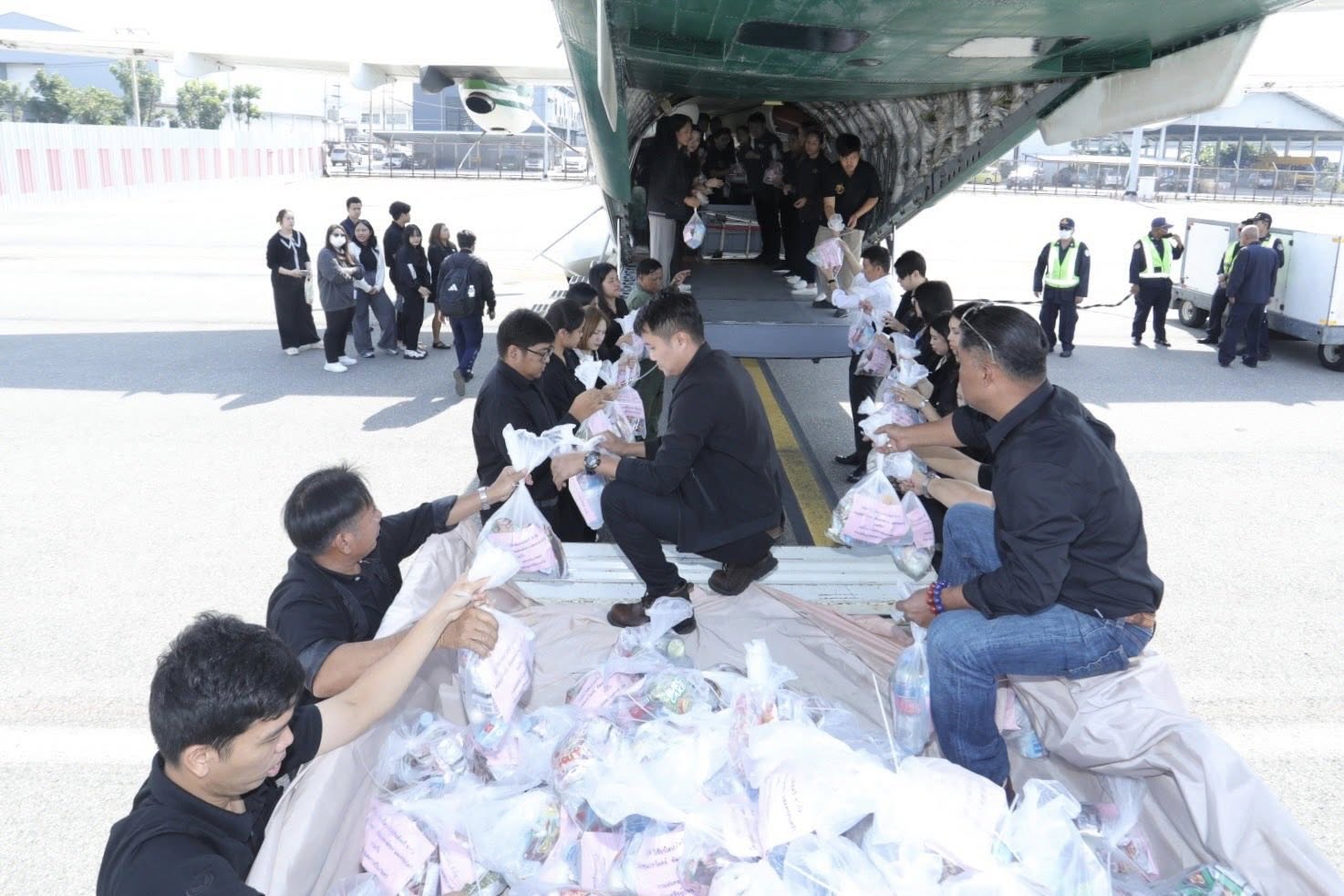 ฝนหลวงฯ ลำเลียงสิ่งของ ถุงยังชีพ และเจ้าหน้าที่ขับเจ็ตสกี และบังคับโดรนส่งลงพื้นที่ตรง อ.หาดใหญ่ ช่วยน้ำท่วมภาคใต้ต่อเนื่อง 6 590295450 1163349555986860 8049028805012359197 n