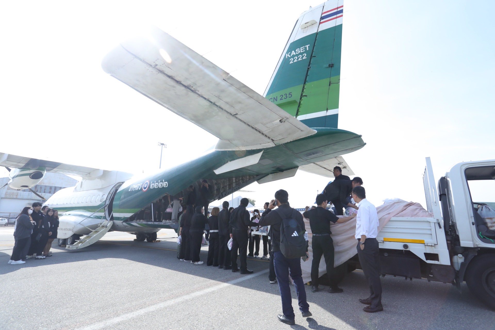 ฝนหลวงฯ ลำเลียงสิ่งของ ถุงยังชีพ และเจ้าหน้าที่ขับเจ็ตสกี และบังคับโดรนส่งลงพื้นที่ตรง อ.หาดใหญ่ ช่วยน้ำท่วมภาคใต้ต่อเนื่อง 3 590391626 1163349665986849 3605791286757201818 n