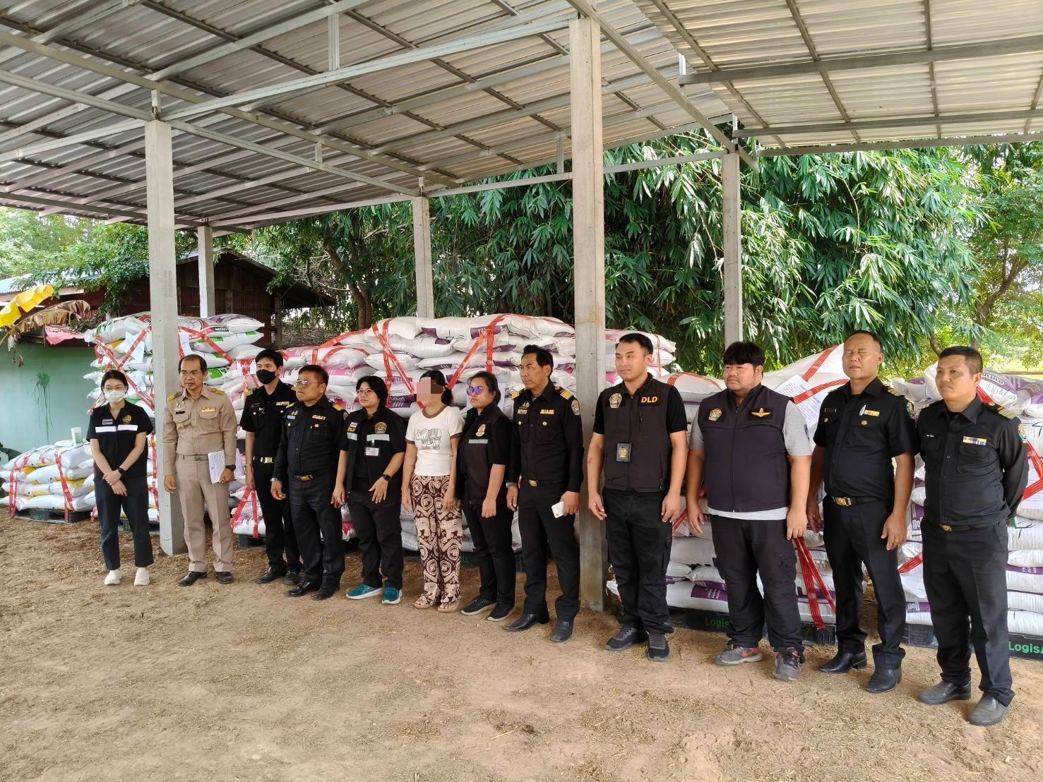 กรมปศุสัตว์บุกจับอาหารสัตว์เถื่อนในจังหวัดอำนาจเจริญ ขายผ่านออนไลน์ อายัดได้กว่า 400 กระสอบ 4 597932