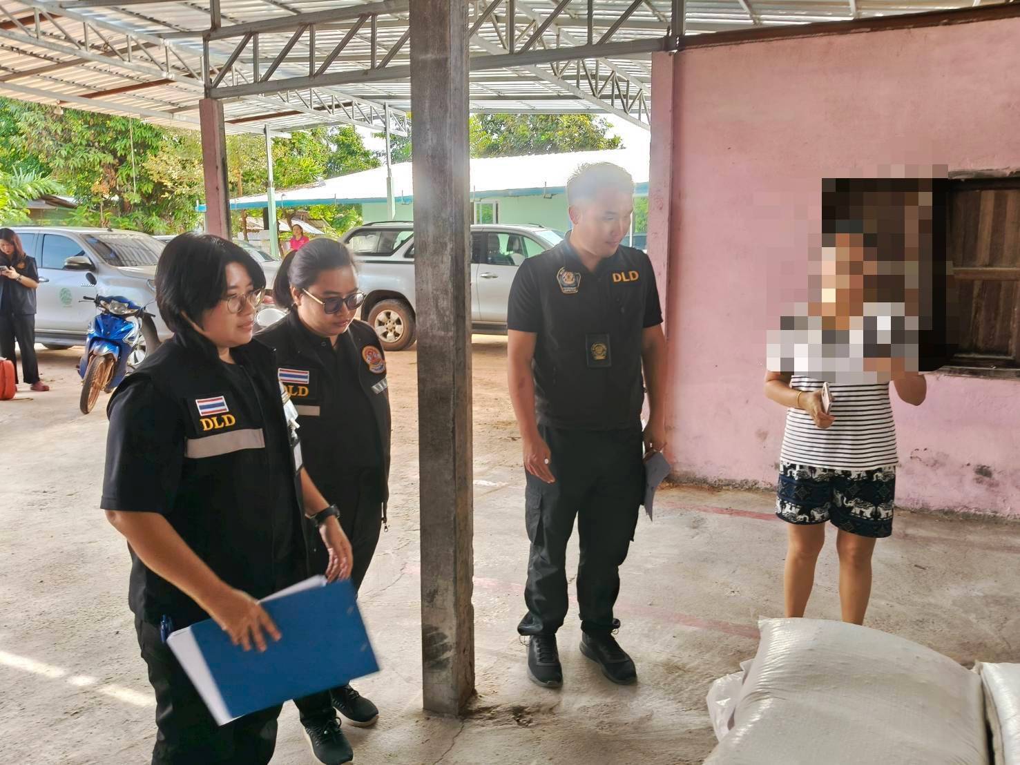 กรมปศุสัตว์บุกจับอาหารสัตว์เถื่อนในจังหวัดอำนาจเจริญ ขายผ่านออนไลน์ อายัดได้กว่า 400 กระสอบ 5 597935