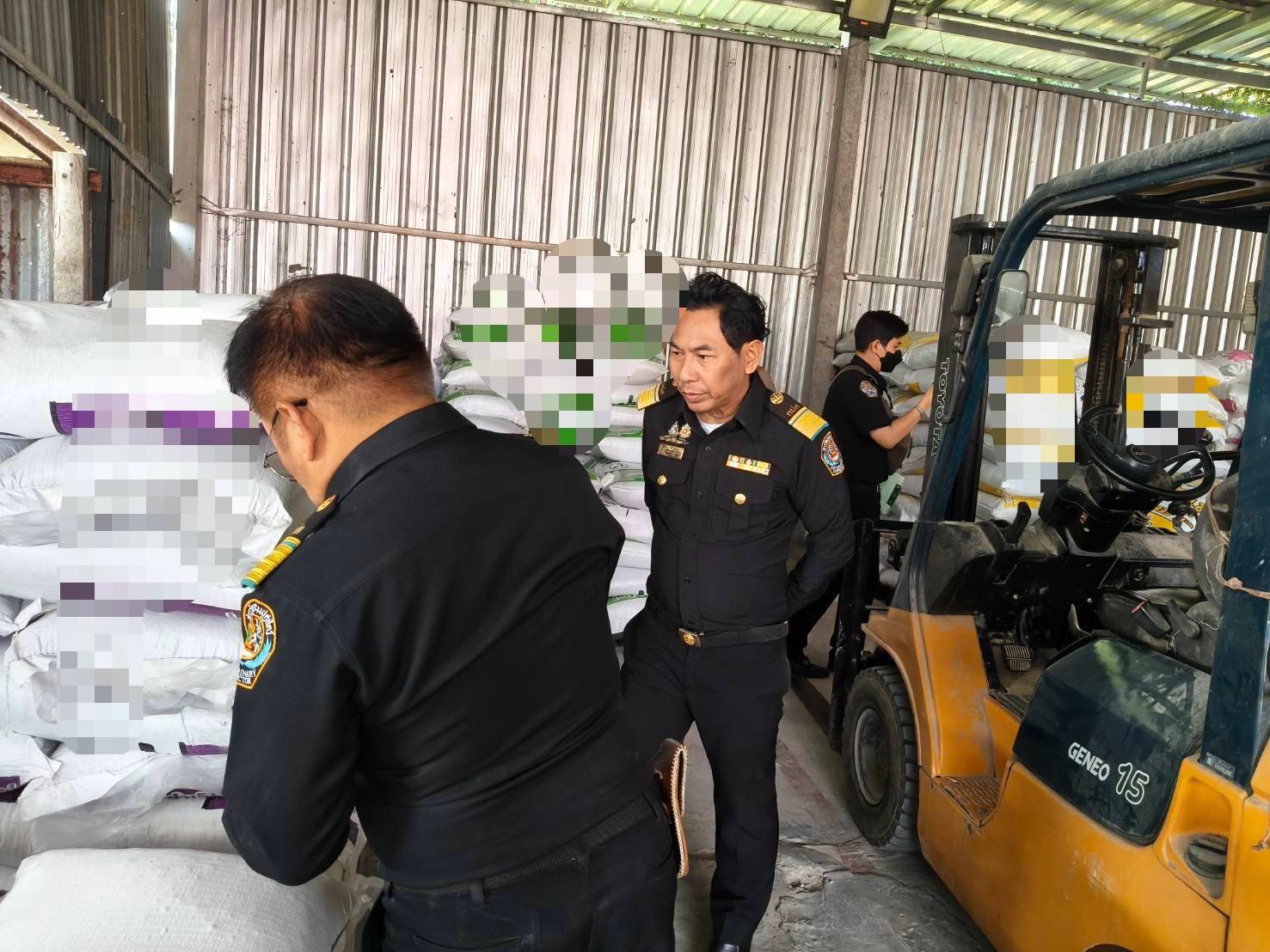 กรมปศุสัตว์บุกจับอาหารสัตว์เถื่อนในจังหวัดอำนาจเจริญ ขายผ่านออนไลน์ อายัดได้กว่า 400 กระสอบ 6 597936