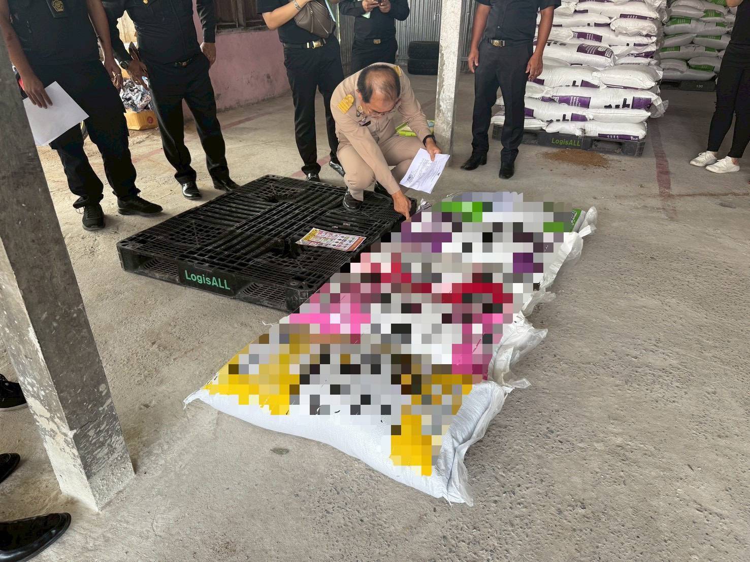 กรมปศุสัตว์บุกจับอาหารสัตว์เถื่อนในจังหวัดอำนาจเจริญ ขายผ่านออนไลน์ อายัดได้กว่า 400 กระสอบ 9 597941