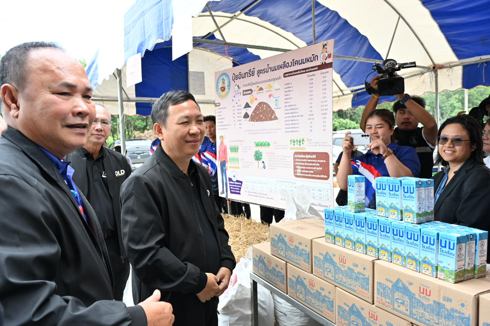 อธิบดีกรมปศุสัตว์ ลงพื้นที่ติดตามงานด้านโคนมทั้งระบบของเกษตรกรในพื้นที่ภาคตะวันออกและอีสานใต้ พร้อมรณรงค์ดื่มนมสร้างสุขภาพ สร้างความเชื่อมั่นน้ำนมโคสดไทยปลอดภัยทุกหยด 8 621133